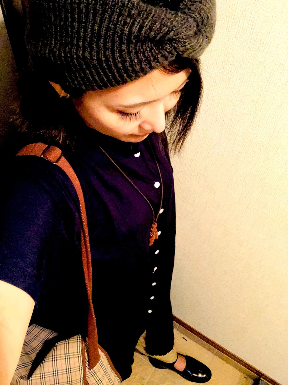 ブルー系のワンピース、ベージュ系のバッグ、ブラウン系のローファーを着用したレディースの秋コーディネートの1枚目の写真