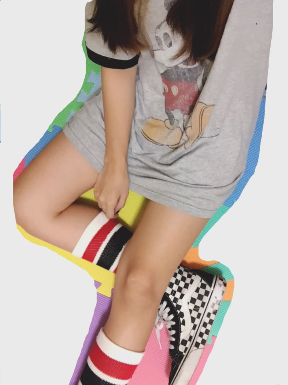 グレー系のTシャツ/カットソー、ブラック系のスニーカーを着用したレディースの夏コーディネートの1枚目の写真