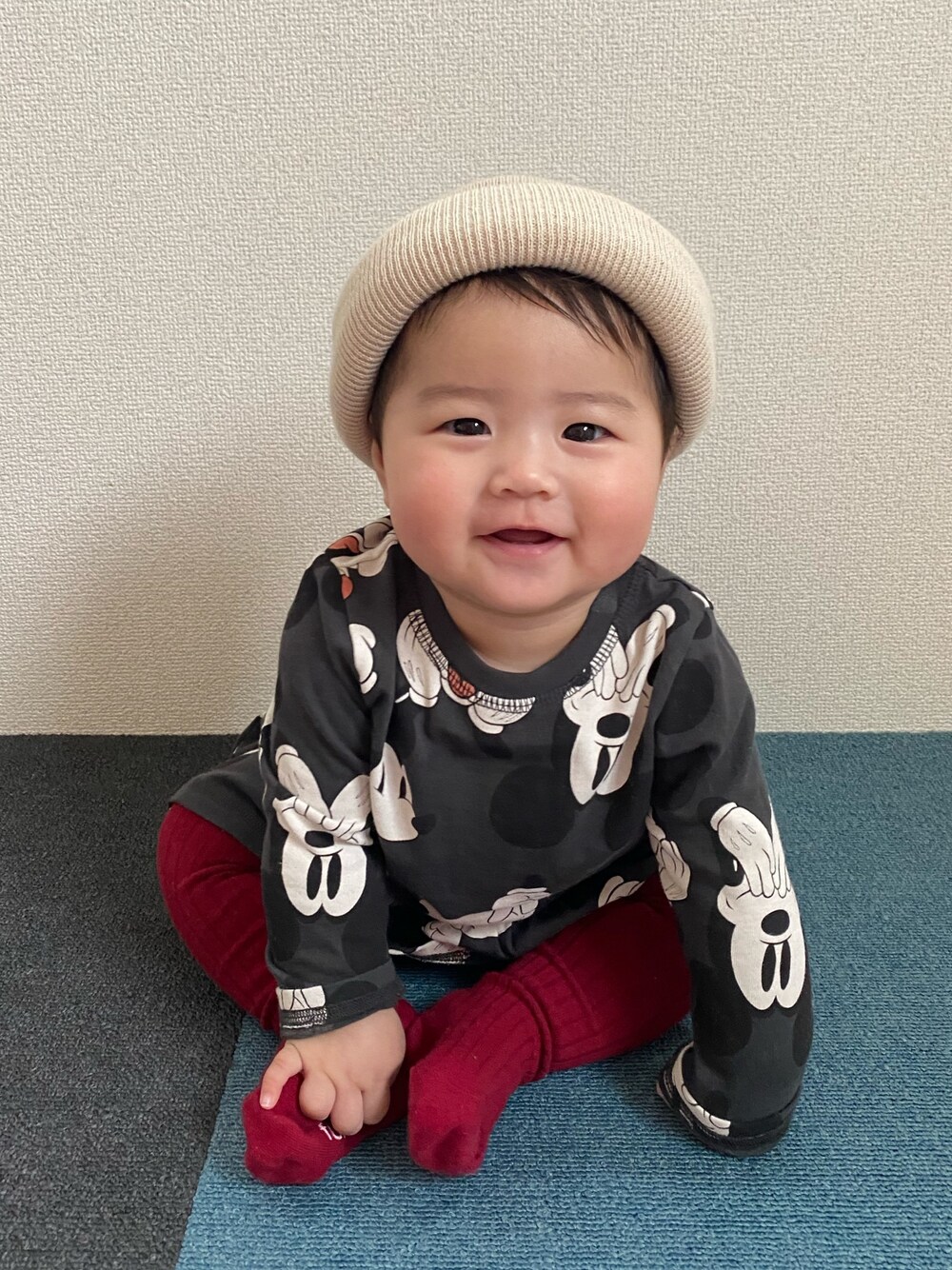 「キッズコーデ、秋コーデ、ベビーコーデ、古着、古着MIX、古着好きな人と繋がりたい、おしゃれさんと繋がりたい、女の子コーデ、わたちのいる生活、ビーニー」｜「THE_OTOGIBANASHI_SUPPLYのアイテム（ニットキャップ/ビーニー、ベージュ系）」を使った、ぴーちゃんさん（キッズ・70cm）の秋コーディネートの1枚目の写真