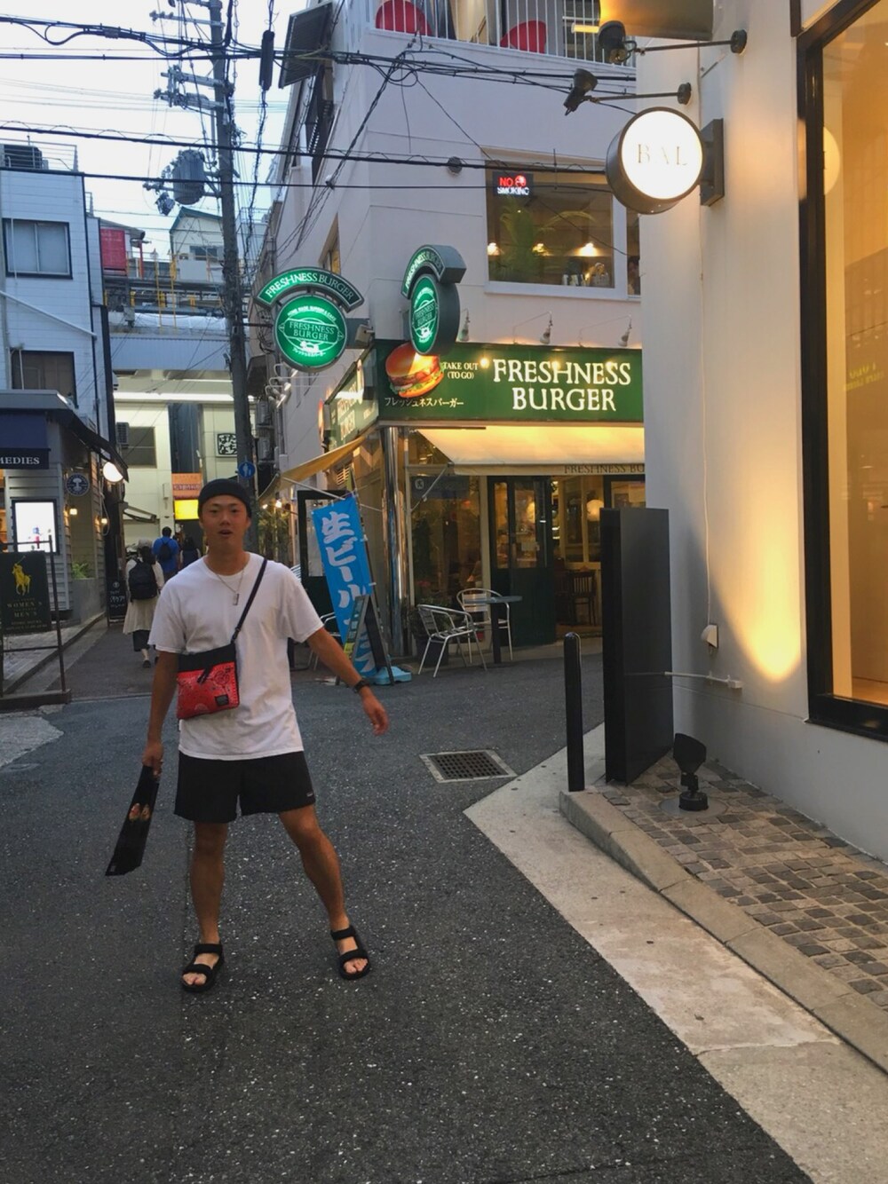 ホワイト系のTシャツ/カットソー、レッド系のショルダーバッグ、ブラック系のその他パンツを着用したメンズの夏コーディネートの1枚目の写真