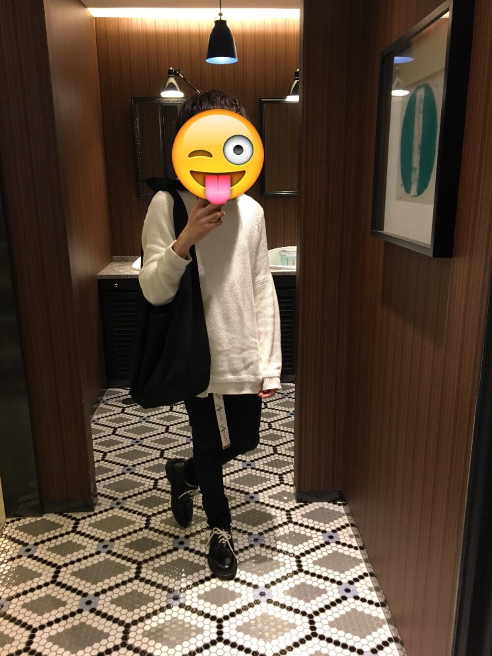 ホワイト系のニット/セーター、ブラック系のショルダーバッグ、ブラック系のデニムパンツを着用したメンズの秋コーディネートの1枚目の写真