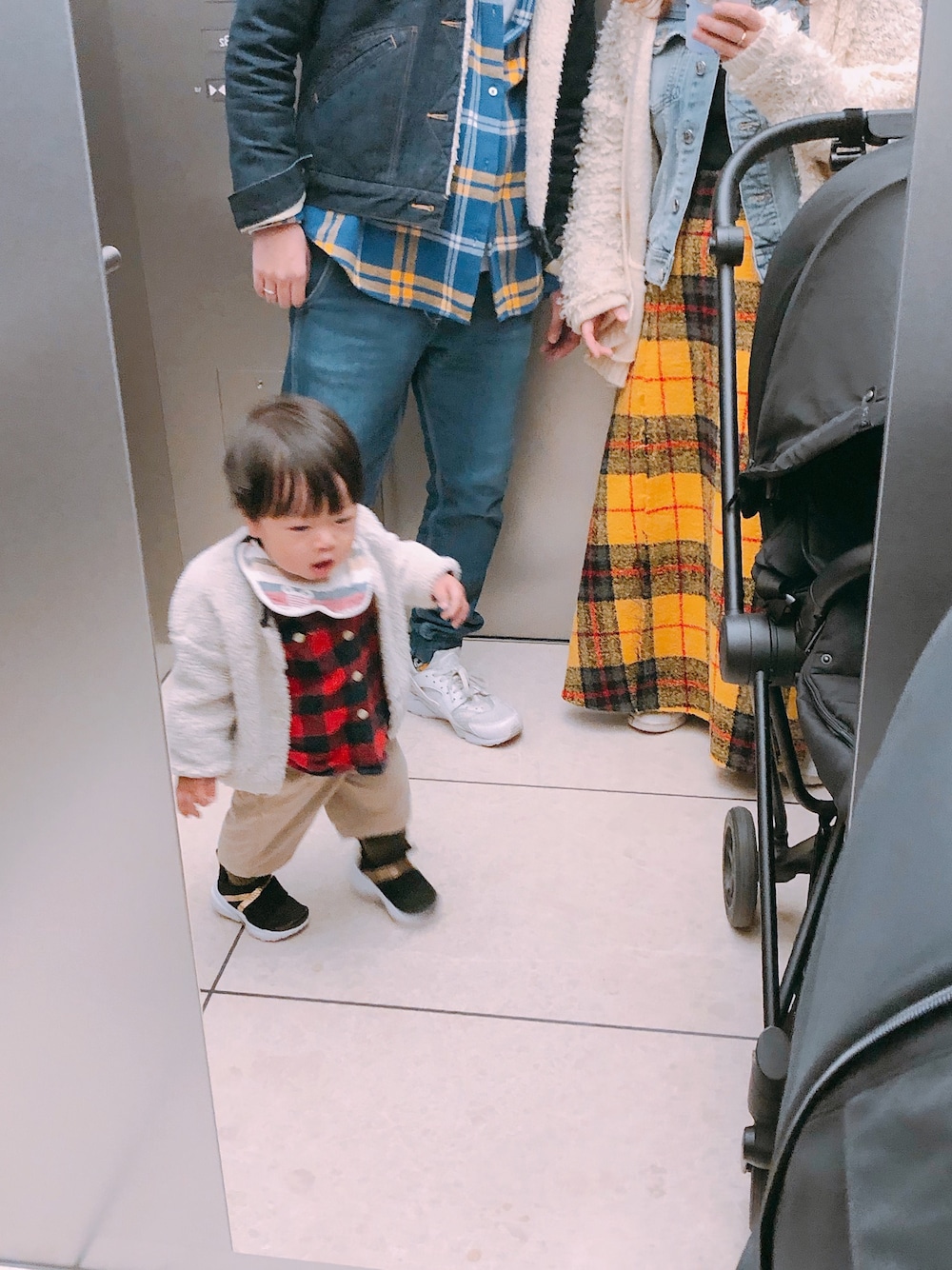 「リンクコーデ」｜「GAPのバッファローチェック長袖シャツ（シャツ/ブラウス、レッド系）」を使った、344さん（キッズ・80cm）の秋コーディネートの1枚目の写真