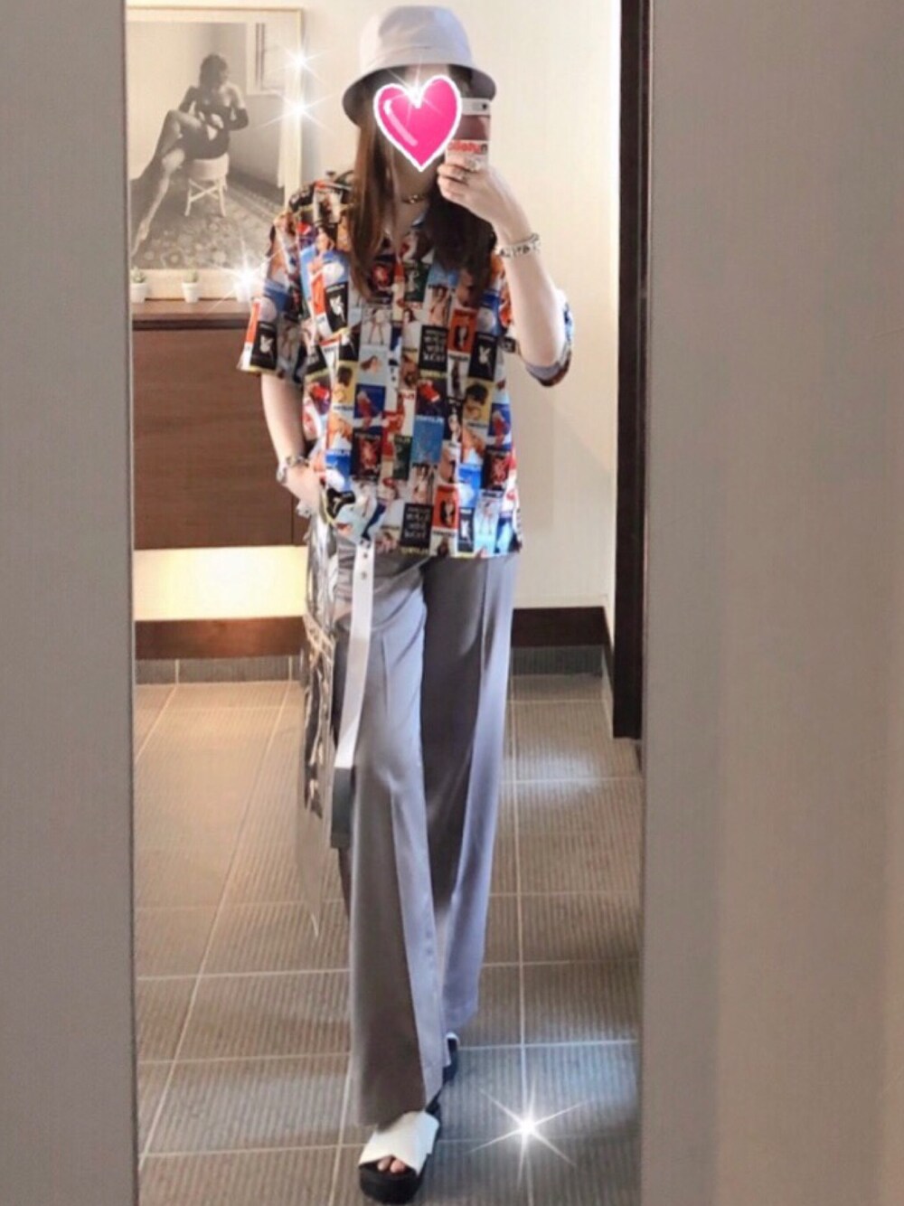 その他のシャツ/ブラウス、グレー系のその他パンツ、ホワイト系のサンダルを着用したレディースの夏コーディネートの1枚目の写真
