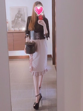「黒×ピンク」｜「アイテム（財布/小物）」を使った、致し方なく課金さん（レディース・157cm）の秋コーディネート