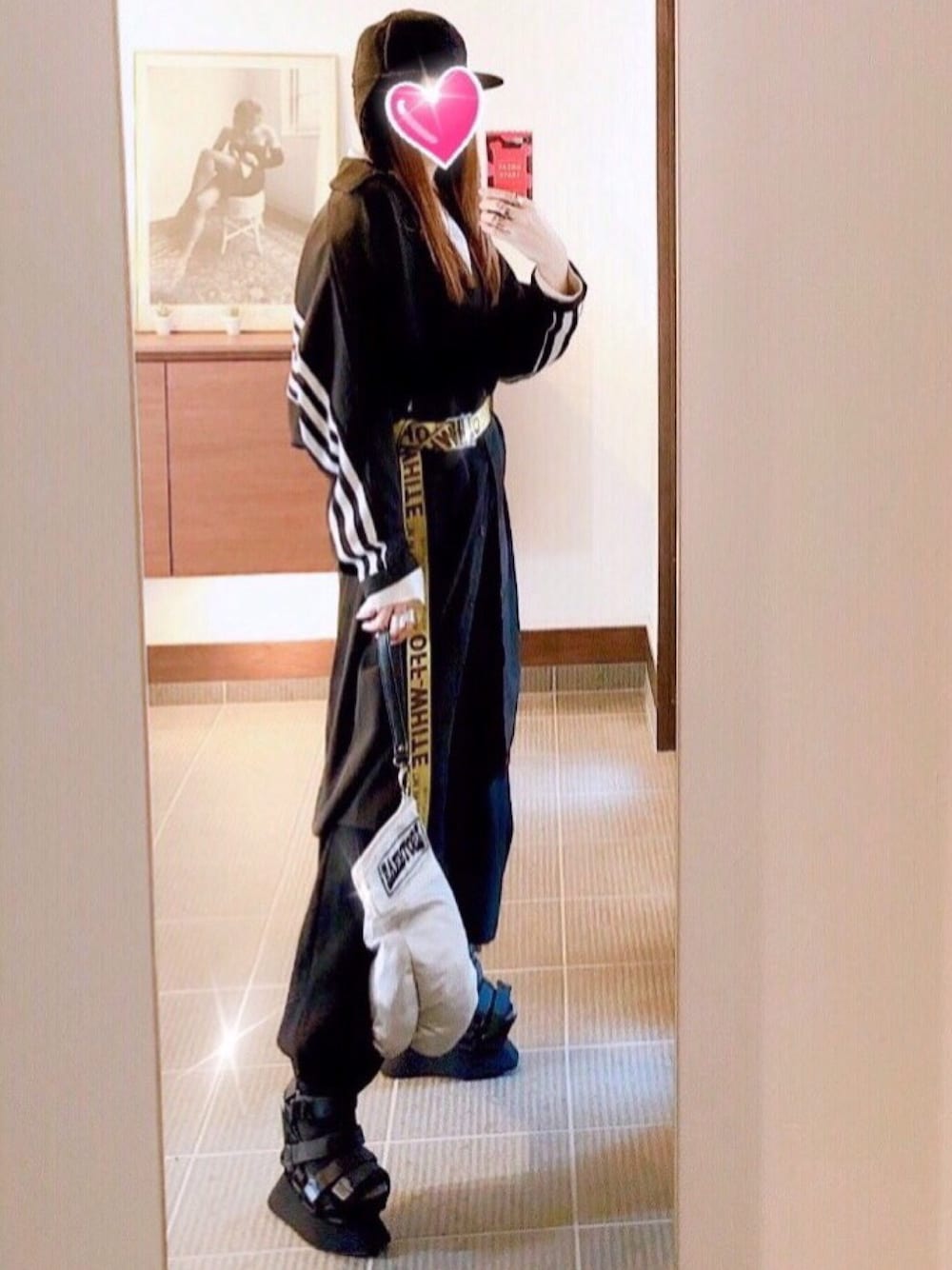 「パメオポーズ、厚底サンダル、adidas、フライトキャップ、やっぱりストリートが好き、OFF-WHITE、ロングベルト、ストリート、個性的バッグ、黒コーデ」｜「PAMEO POSEのTETRAPOD SANDLE（その他シューズ、ブラック系）」を使った、致し方なく課金さん（レディース・157cm）の秋コーディネートの1枚目の写真