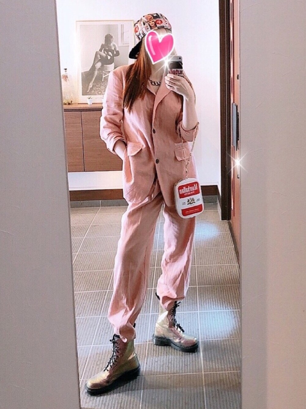 「サーモンピンク、セットアップ、ブーツイン、キャップ後ろかぶり、チェーン、麻、メンズライク、Dr.Martens、NEW ERA、課金男💁‍♂️」｜「Dr. Martensのオーロラメタリック♡（ブーツ、その他）」を使った、致し方なく課金さん（レディース・157cm）の春コーディネートの1枚目の写真