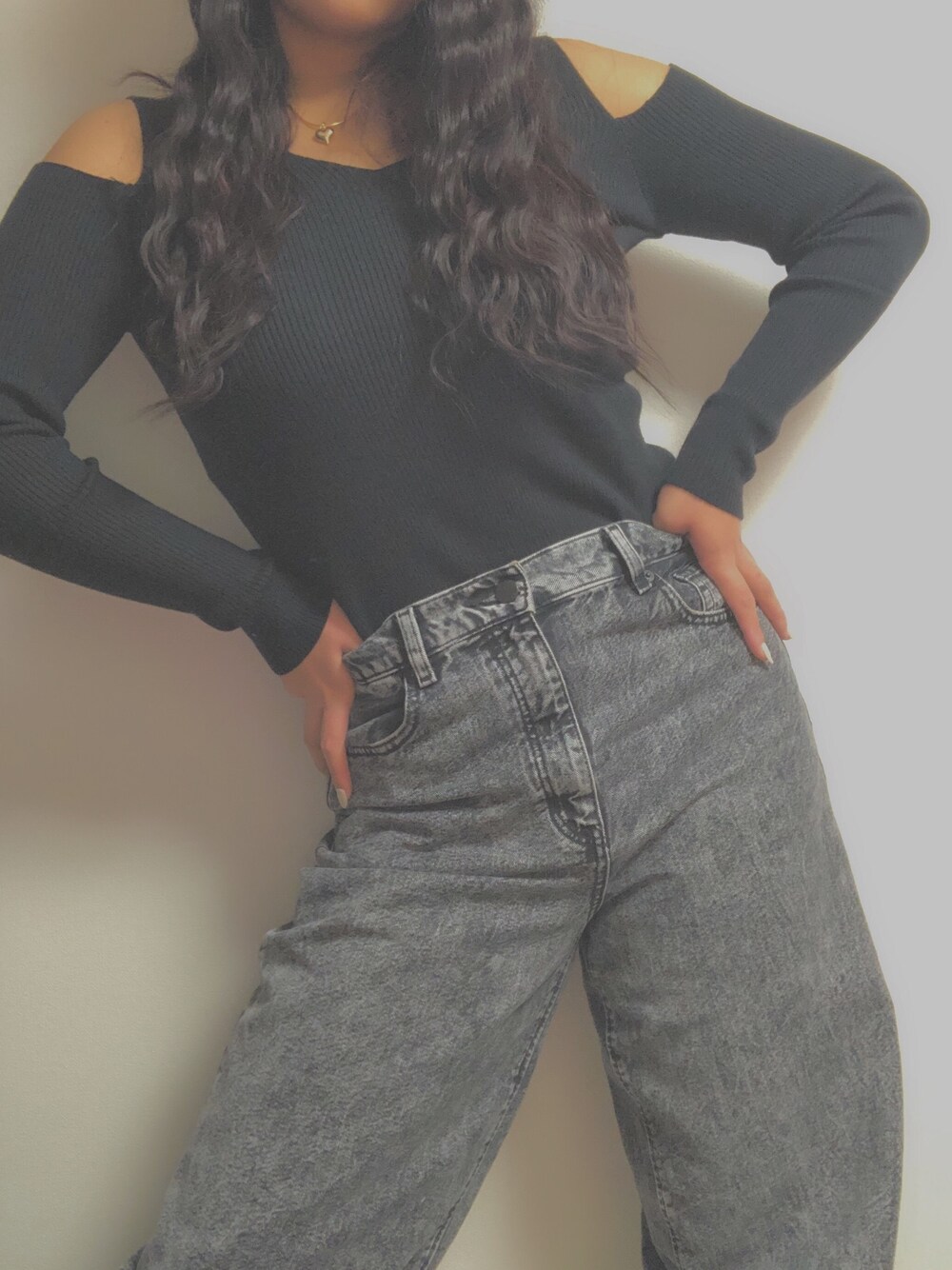 「秋コーデ、休日コーデ、ニットコーデ、ブラックコーデ、ootd、カジュアルコーデ、私の休日コーデ、ウェーブヘアー」｜「GUのアイテム（デニムパンツ、ブラック系）」を使った、もえぴ☺︎さん（レディース・165cm）の秋コーディネートの1枚目の写真