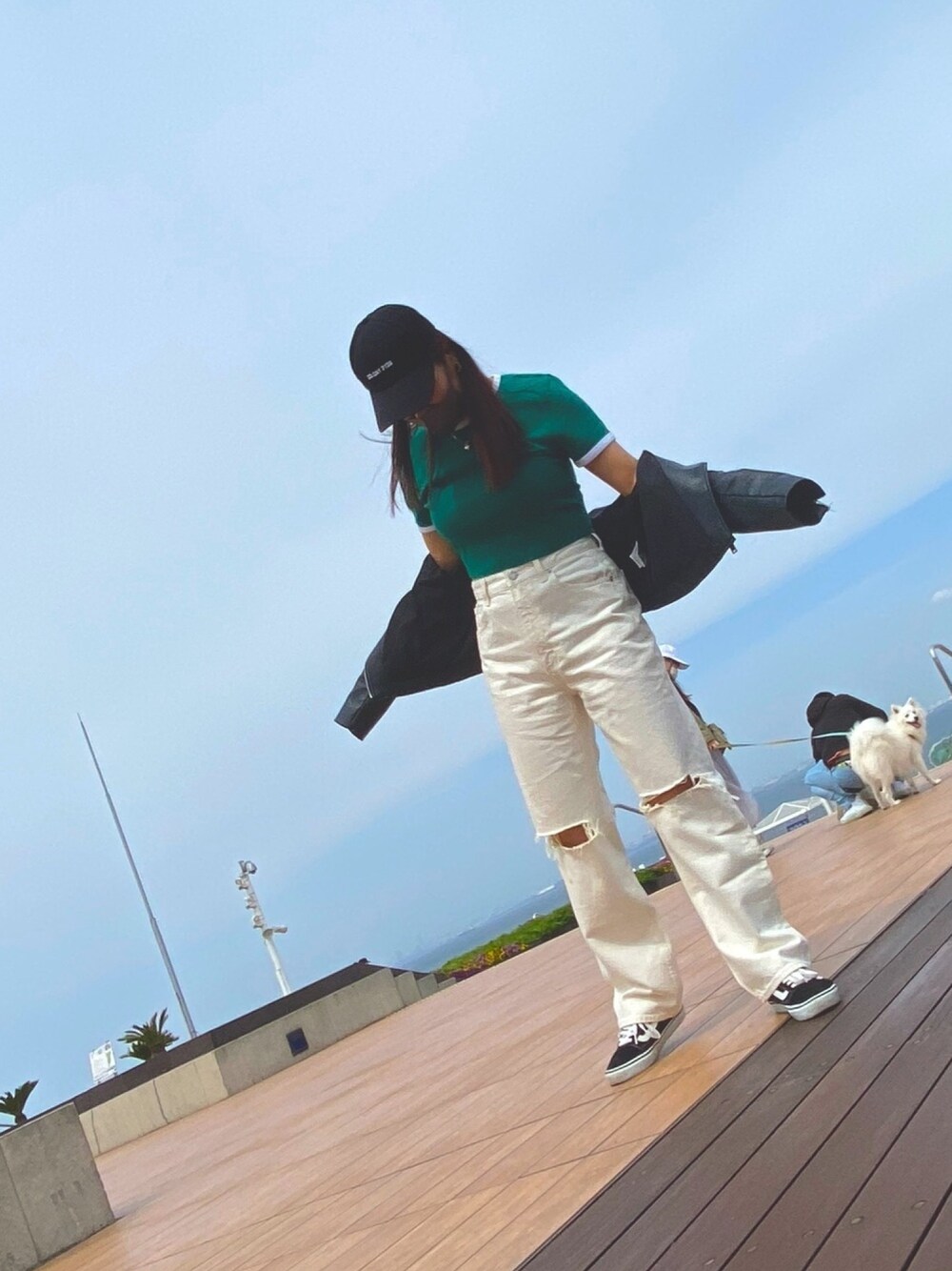 「着痩せコーデ、大人カジュアル、今日のコーデ、リラックススタイル、おしゃれさんと繋がりたい、シンプル、休日コーデ、夏コーデ、プチプラ、ダメージデニムパンツ」｜「GUのアイテム（デニムパンツ、ホワイト系）」を使った、もえぴ☺︎さん（レディース・165cm）の春コーディネートの1枚目の写真