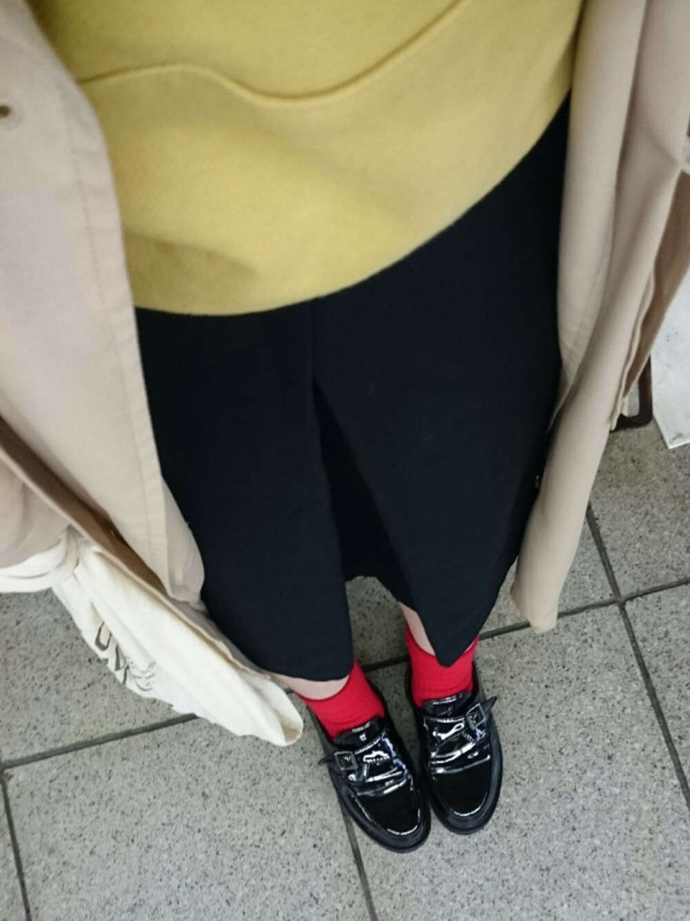 「jouetie、トレンチコート、stussy、stussy women、パーカー　黄色　」｜「Stussy WomenのFelt Mini Hoodie（パーカー、イエロー系）」を使った、seimaaさん（レディース・156cm）の春コーディネートの1枚目の写真