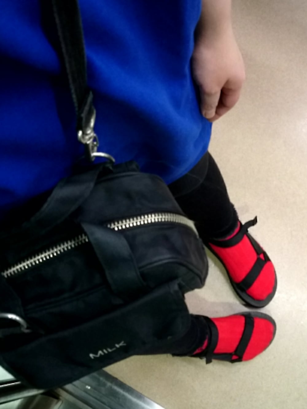 「stussy、stussy women、ポロシャツ、milk、teva、サンダル×靴下」｜「STUSSYの半袖ポロシャツ（ポロシャツ、ブルー系）」を使った、seimaaさん（レディース・156cm）の夏コーディネートの1枚目の写真