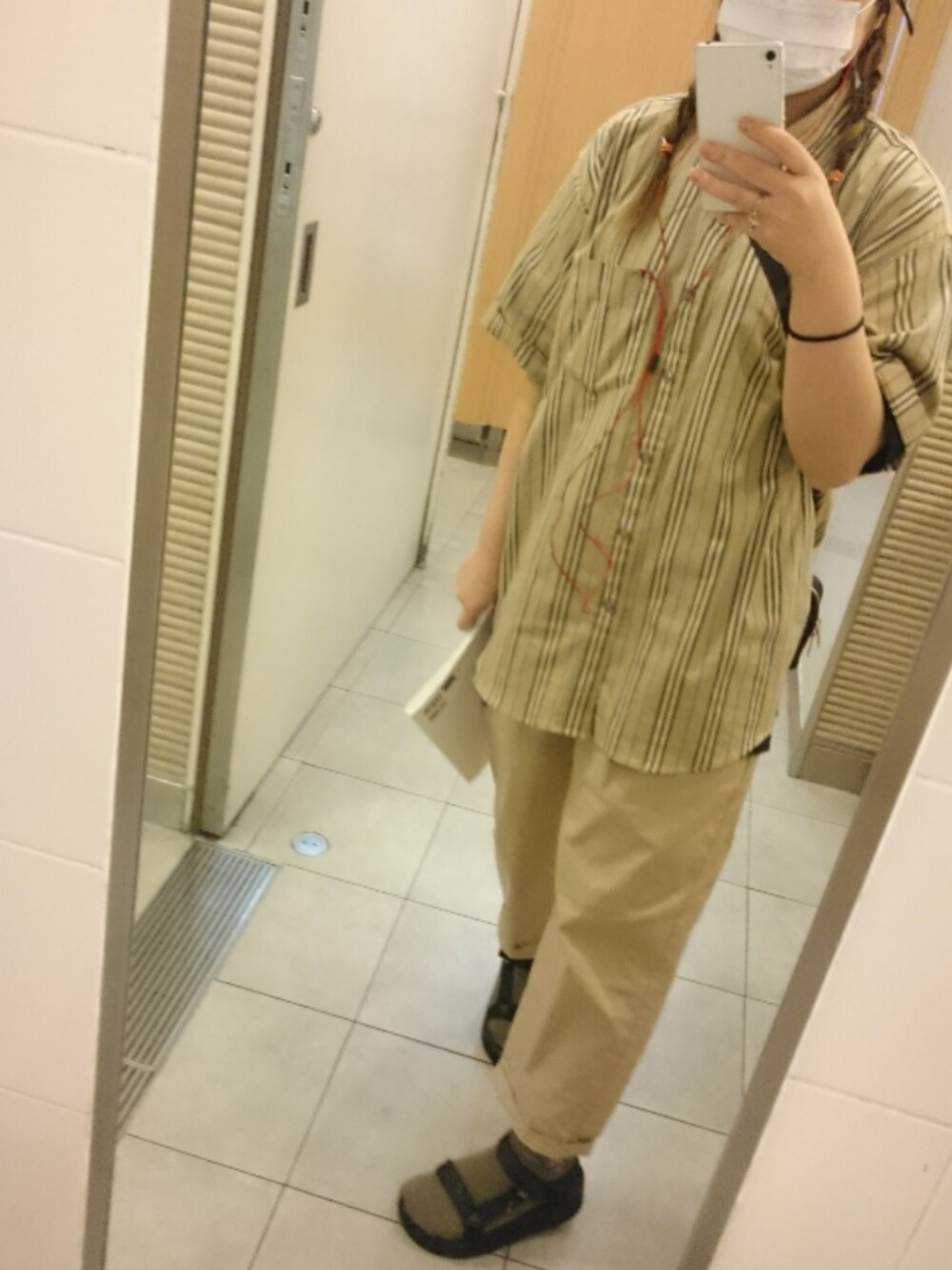 「burberry、古着、GU、teva、靴下屋、サンダル×靴下、おじさんコーデ、キャップスタイル」｜「Burberry Londonのアイテム（シャツ/ブラウス、ベージュ系）」を使った、seimaaさん（レディース・156cm）の夏コーディネートの1枚目の写真