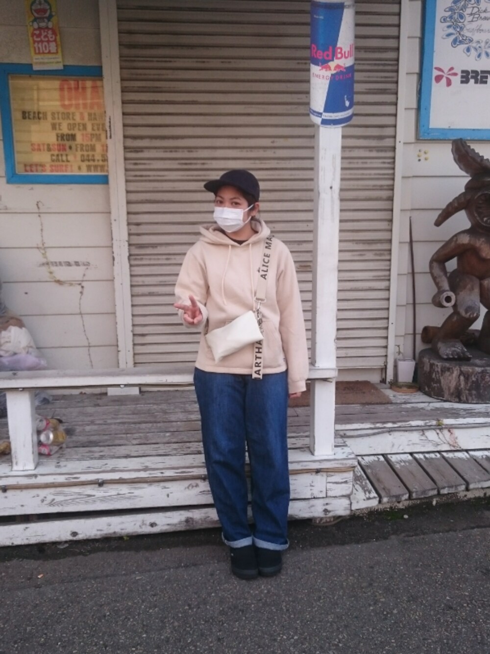 「パーカー、stussy、おとこのこスタイル、キャップコーデ、スニーカーコーデ」｜「ALICEMARTHAのアイテム（ショルダーバッグ、ベージュ系）」を使った、seimaaさん（レディース・156cm）の秋コーディネートの1枚目の写真