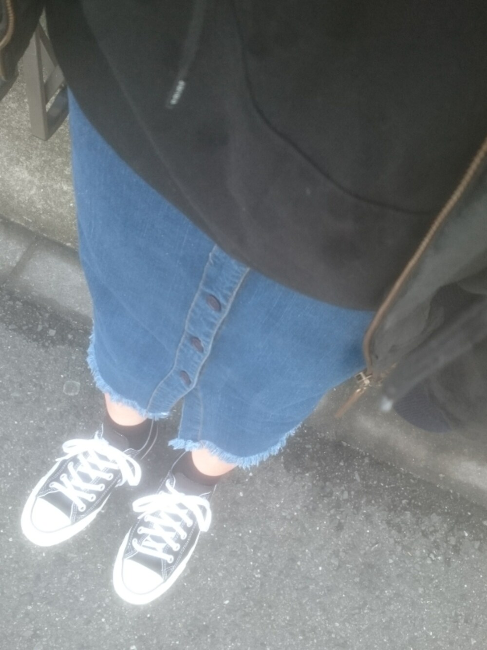 「キャップスタイル、コンバース、converse」｜「CONVERSEのアイテム（スニーカー、ブラック系）」を使った、seimaaさん（レディース・156cm）の冬コーディネートの1枚目の写真