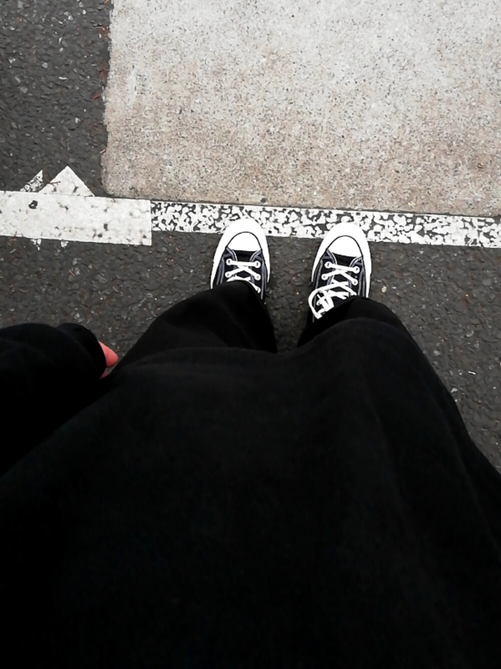「ALL BLACK、converse、COMME CA DU MODE、秋服準備はじめました、トレーナー、Chuck Taylor、大人カジュアル」｜「GUのアイテム（スウェット、ブラック系）」を使った、seimaaさん（レディース・156cm）の秋コーディネートの1枚目の写真