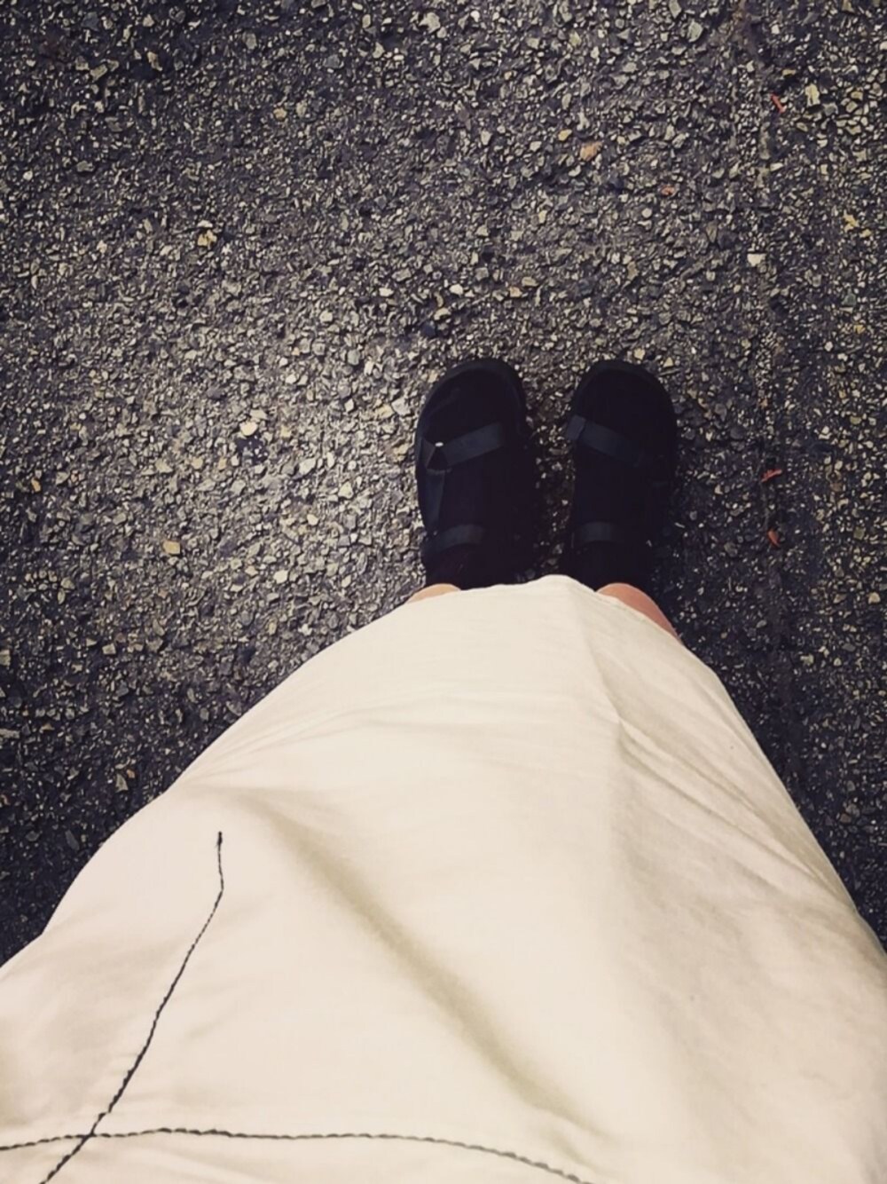 「SENSE OF PLACE by URBAN RESEAR、ワンピース、サロペット、ステッチ、teva、Teva×靴下、靴下屋」｜「TevaのTeva / プラットフォーム ユニバーサル（サンダル、ブラック系）」を使った、seimaaさん（レディース・156cm）の秋コーディネートの1枚目の写真