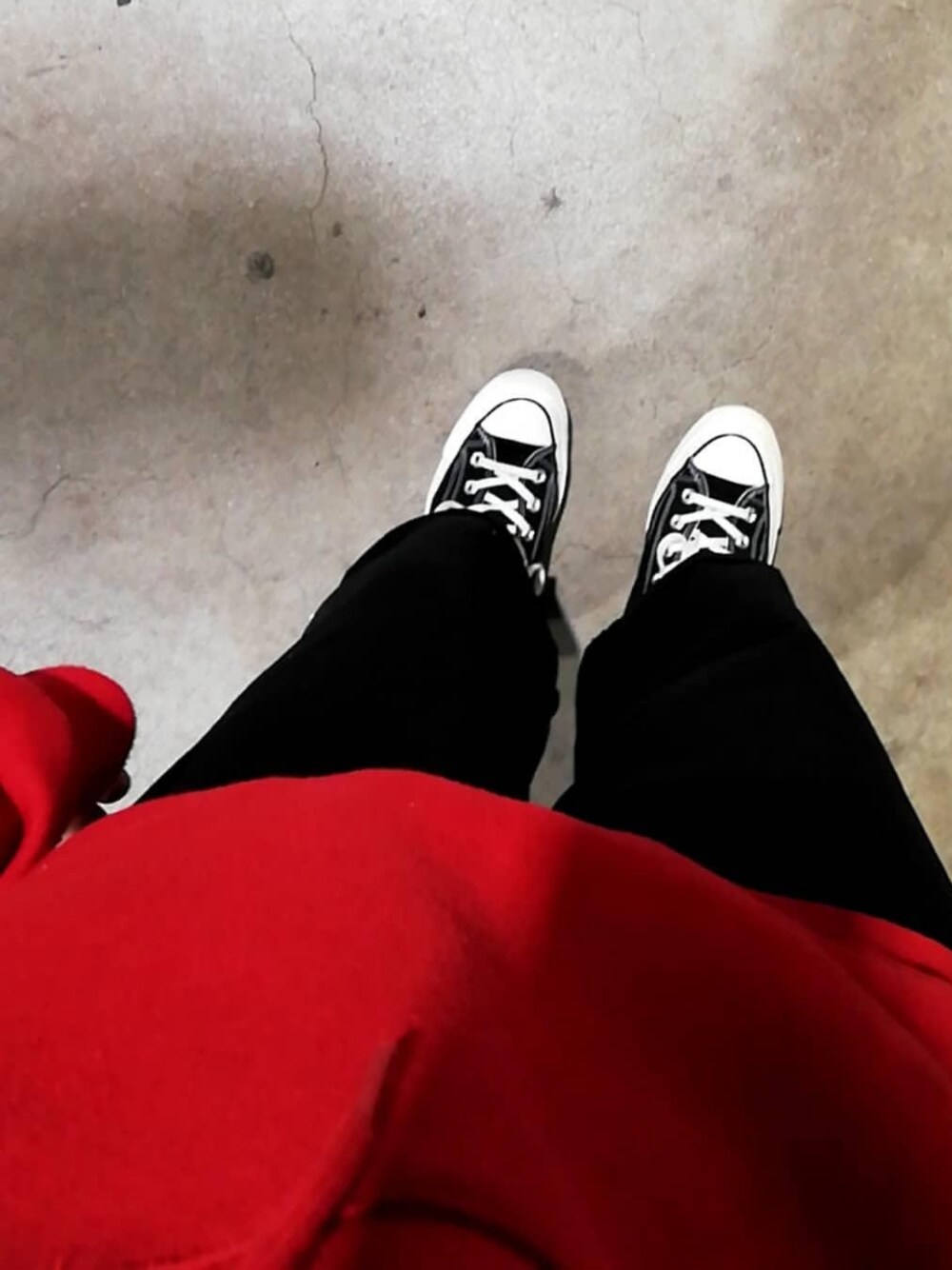 「パーカー 赤、古着、converse、Chuck Taylor、ct70、メンズスタイル」｜「CONVERSEのWomen's Converse Chuck Taylor All Star '70 High Top Sneaker（スニーカー、ブラック系）」を使った、seimaaさん（レディース・156cm）の秋コーディネートの1枚目の写真
