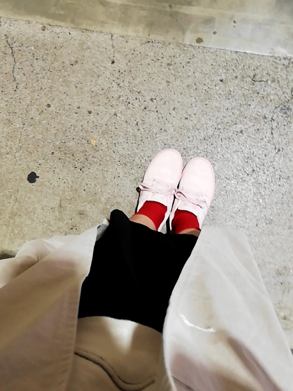 「New Balance、ANNAHL、ain、韓国ファッション、HARE、トレンチコート、靴下屋」｜「HAREのウラキモウステッチプルオーバー(HARE)（スウェット、ホワイト系）」を使った、seimaaさん（レディース・156cm）の冬コーディネートの1枚目の写真
