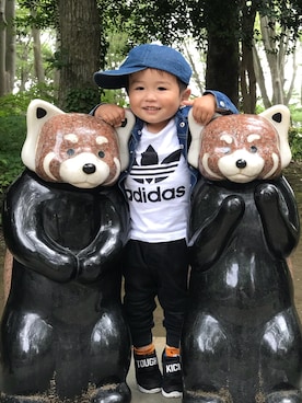 「adidas（アディダス）のアイテム（Tシャツ/カットソー、ホワイト系）」を使った、mNt15さん（キッズ・100cm）の秋コーディネート