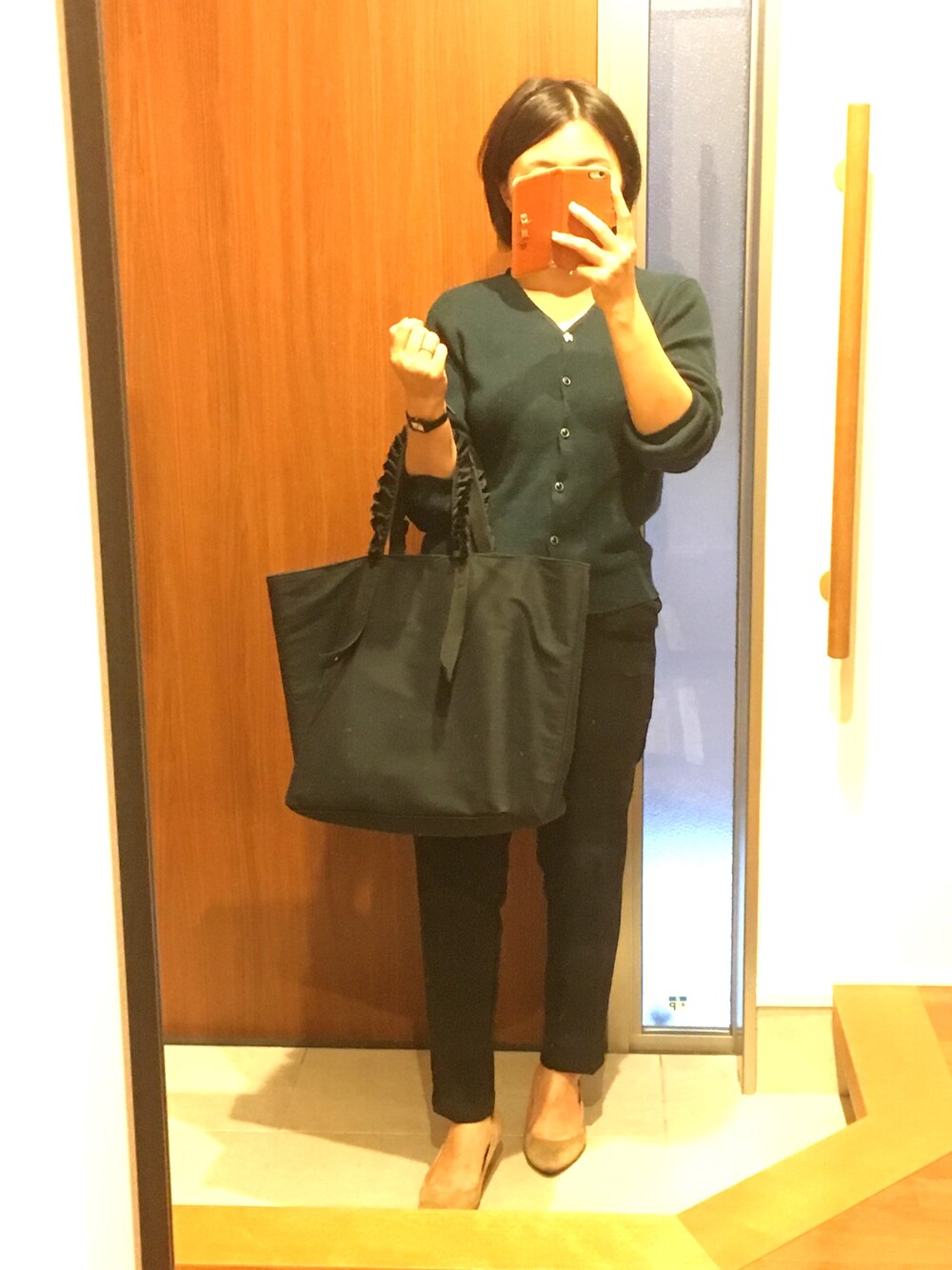 「通勤コーデ、GU、しまむら、LUDLOW、グレープハンドルバッグ、緑、カーディガン、秋色、パンツスタイル、秋服」｜「LUDLOWのグレープハンドルバック（プレーン）（トートバッグ、ブラック系）」を使った、87picoさん（レディース・153cm）の秋コーディネートの1枚目の写真