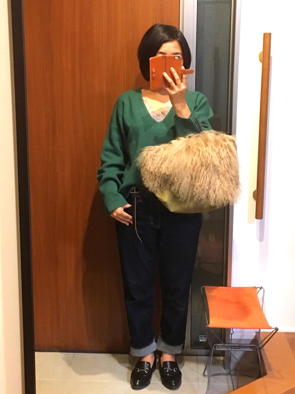 「KBF、liflattie ships、古着、ファー小物、URBAN RESEARCH、秋色、カジュアルコーデ、デニムパンツ」｜「KBFのオフVネックニット（ニット/セーター、グリーン系）」を使った、87picoさん（レディース・153cm）の秋コーディネートの1枚目の写真