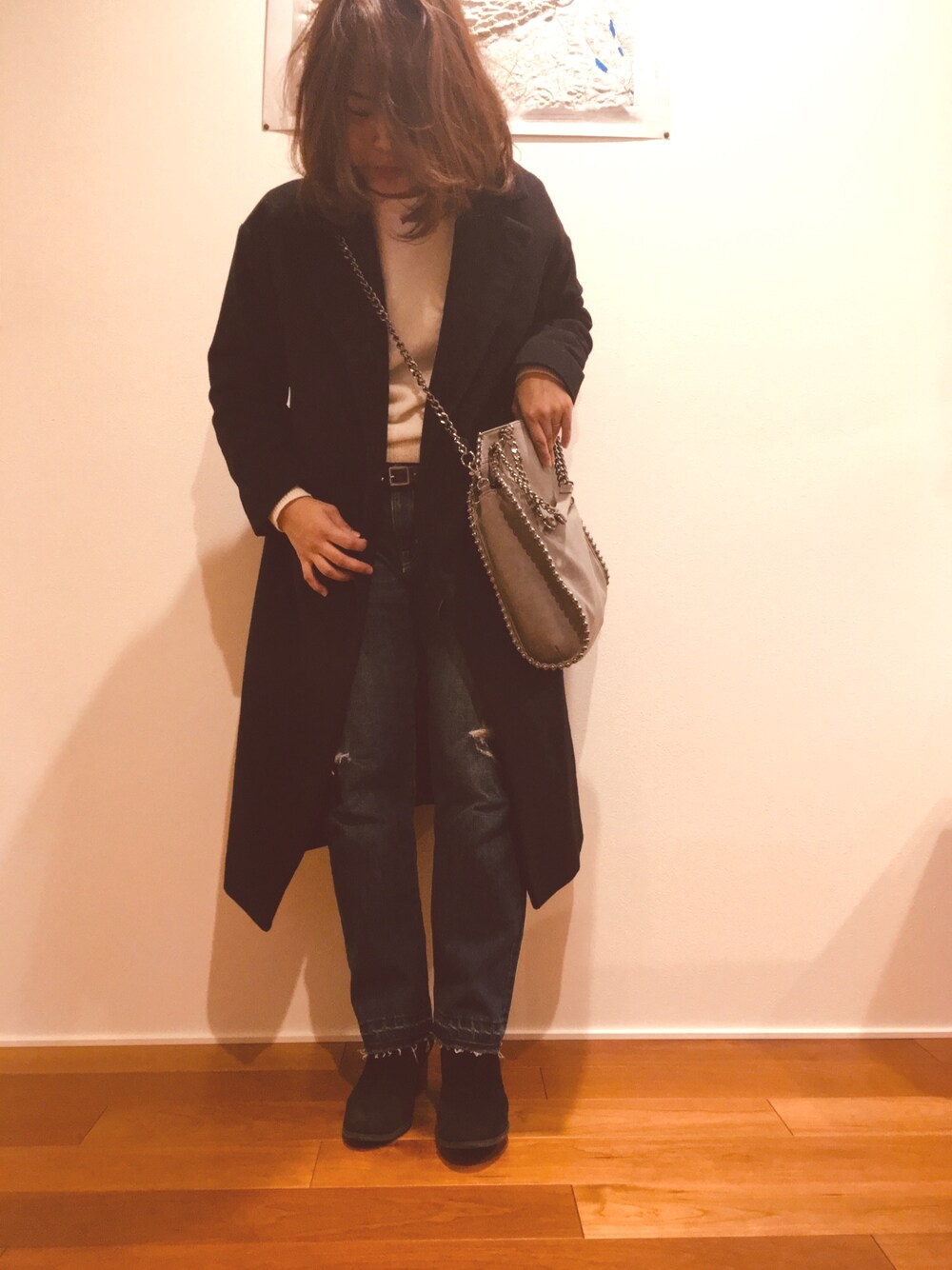「GU、白タートルネック、ダメージデニム、チェーンバッグ、しまむら、ローリーズファーム(LOWRYS FARM)、アパートバイローリーズ」｜「GUのアイテム（チェスターコート、ブルー系）」を使った、87picoさん（レディース・153cm）の冬コーディネートの1枚目の写真