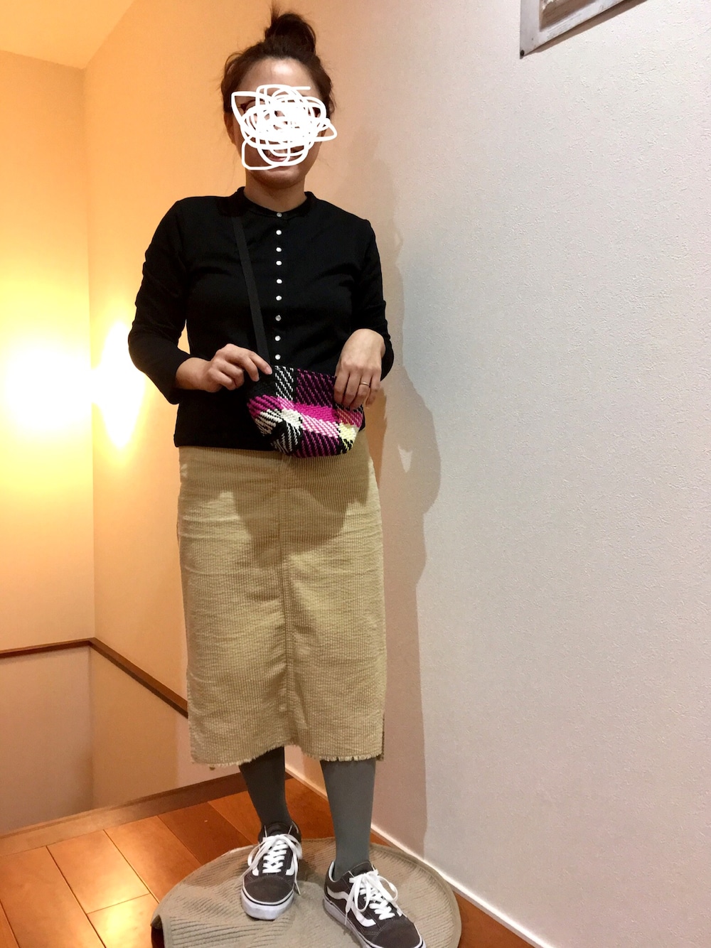 「スナップ、アニエスベー、リラキャンベル、コーデュロイスカート、バンズ、オールドスクール、カーディガン」｜「hunchのT/C裏毛スナップボタンカーディガン 2653（カーディガン/ボレロ、ブラック系）」を使った、87picoさん（レディース・153cm）の冬コーディネートの1枚目の写真