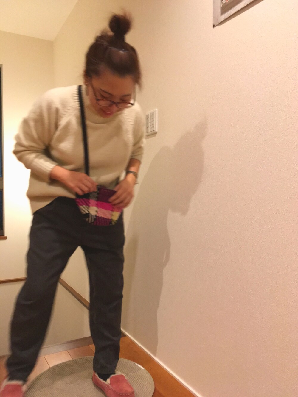 「LOWRYS FARM、白ニット、ピンストライプ、タックパンツ、リラキャンベル、UGG、アンスレー、ラクチンコーデ、休日スタイル」｜「LOWRYS FARMのモチモチハイネックプルオーバー　806846 3687（ニット/セーター、ホワイト系）」を使った、87picoさん（レディース・153cm）の冬コーディネートの1枚目の写真
