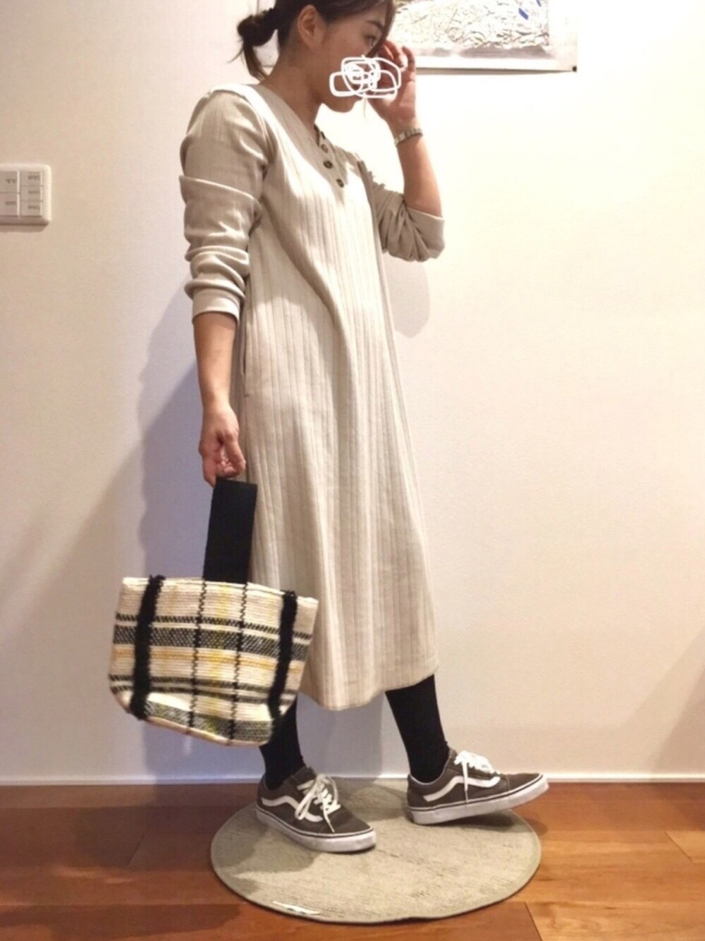 「LEPSIM、リブワンピース、リラキャンベル、オールドスクール、VANS、FALKE、リブタイツ、プチプラ、リラックススタイル」｜「LEPSIMのワイドリブロングVネックワンピース　827420（ワンピース、ベージュ系）」を使った、87picoさん（レディース・153cm）の冬コーディネートの1枚目の写真