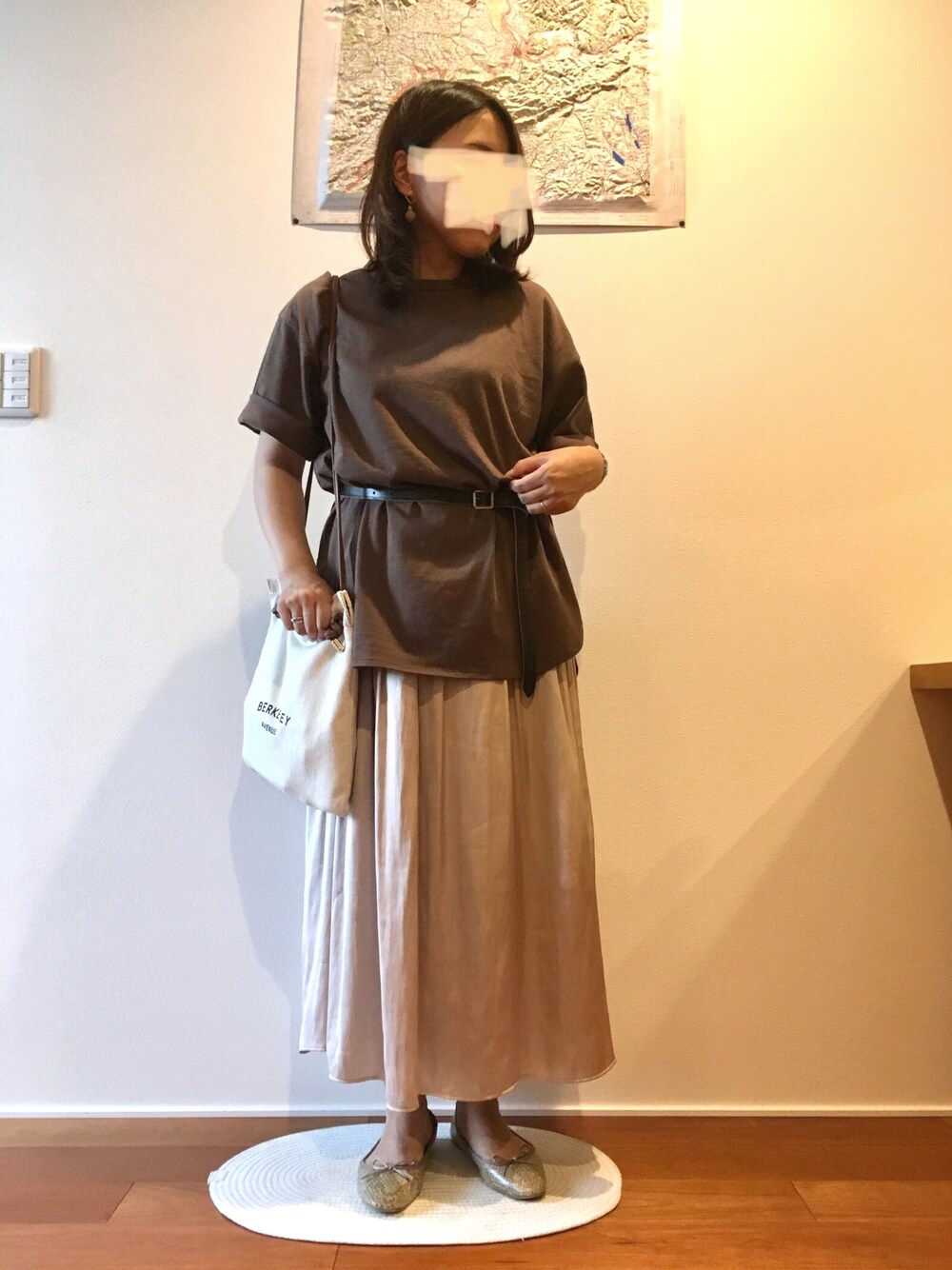 「アースカラー、金子綾、GU、サテンスカート、apartbylowrys、バレエシューズ、細ベルト」｜「A part byのCルーズTシャツ  838001（Tシャツ/カットソー、ブラウン系）」を使った、87picoさん（レディース・153cm）の夏コーディネートの1枚目の写真