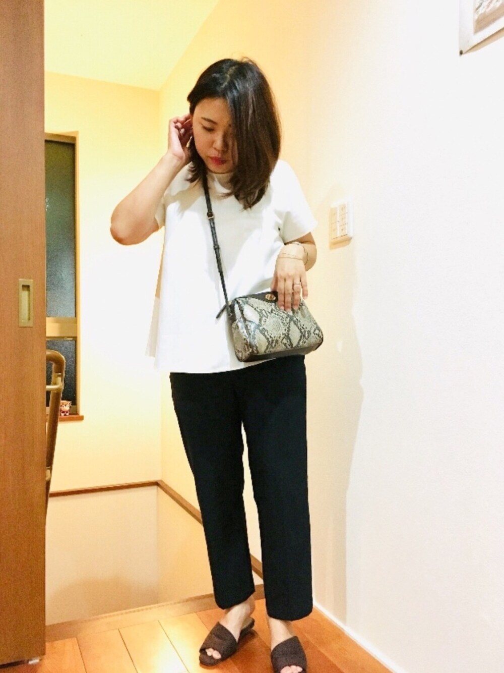 「マーガレット・ハウエル(MARGARET HOWELL)、UNIQLO、MARGARET HOWEEL、apartbylowrys、アパートバイローリーズ、SENSEOFPLACE、センスオブプレイス、きれいめカジュアル、お仕事コーデ」｜「UNIQLOのドレープブラウス（その他、ホワイト系）」を使った、87picoさん（レディース・153cm）の夏コーディネートの1枚目の写真