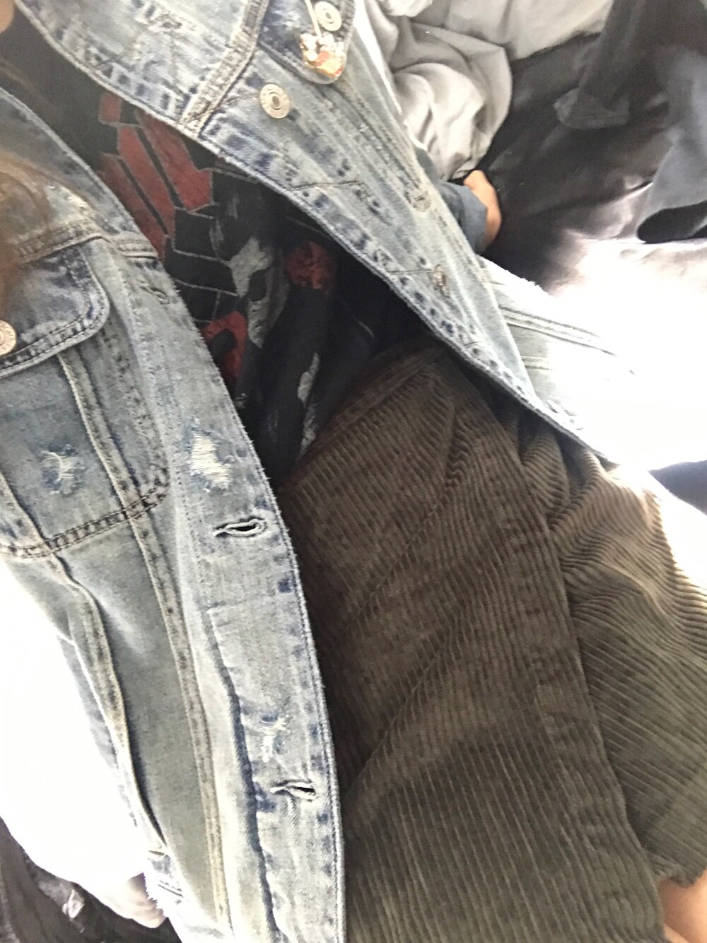 「corduroy、olivegreen、denim、denimjacket」｜「panic at the discoのアイテム（Tシャツ/カットソー、ブラック系）」を使った、e u n i c e さん（レディース・165cm）の冬コーディネートの1枚目の写真