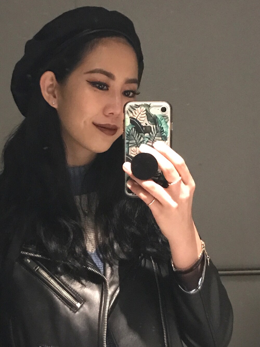 「leather jacket、sweaterweather、sweater、knitwear、beret、winterstyle、winterwear」｜「ZARAのアイテム（ハンチング/ベレー帽、ブラック系）」を使った、e u n i c e さん（レディース・165cm）の冬コーディネートの1枚目の写真