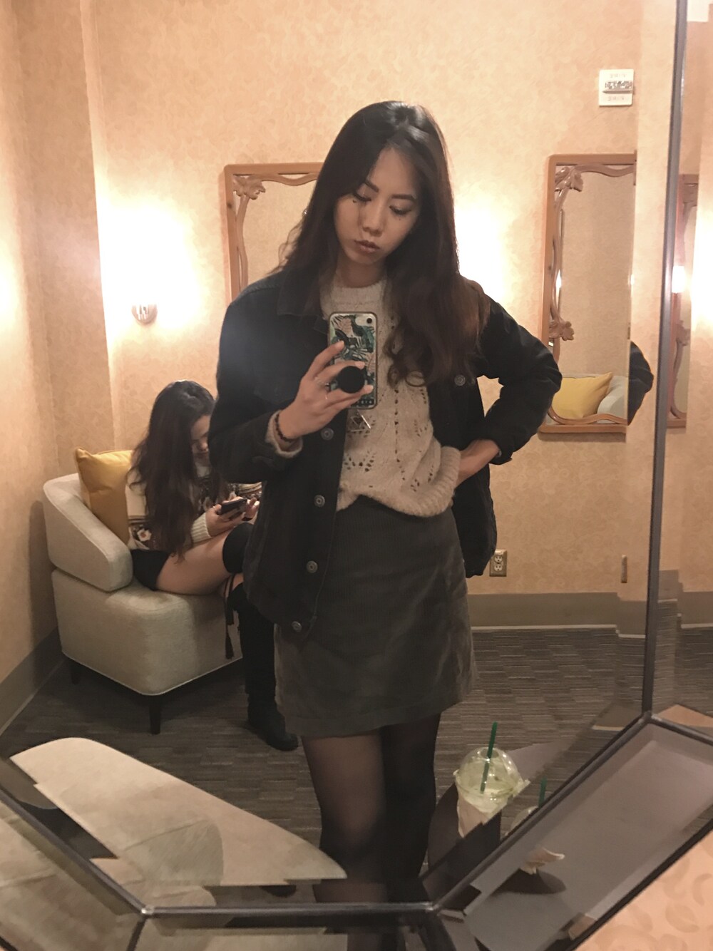 「corduroy、denim、knitwear、skirt、casual、fall style、springstyle」｜「American Eagleのアイテム（ニット/セーター、ベージュ系）」を使った、e u n i c e さん（レディース・165cm）の冬コーディネートの1枚目の写真