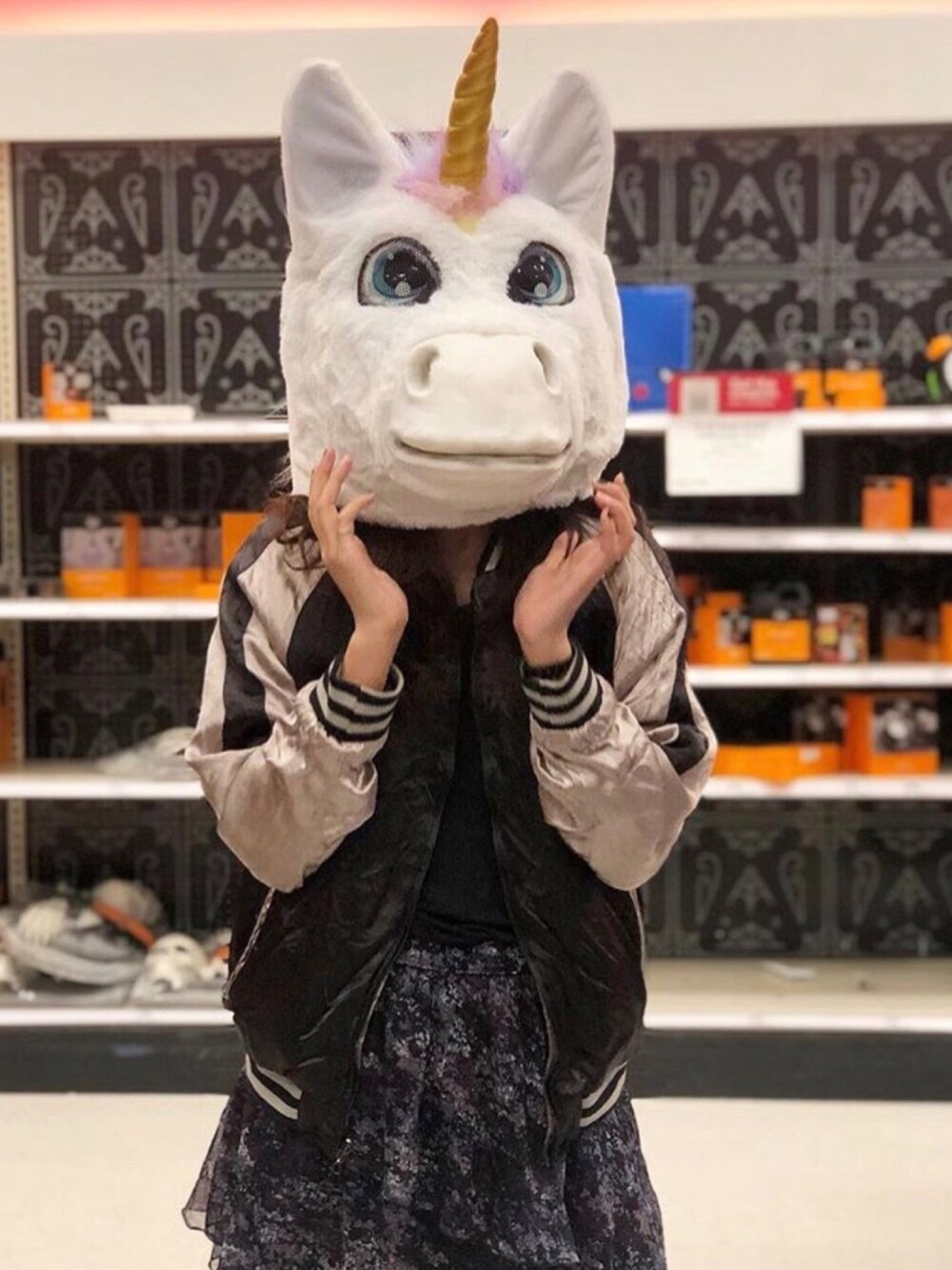「baseball jacket、bomberjacket、ZARA、colourful、Floral print、spring、spring style、春天」｜「ZARAのアイテム（Tシャツ/カットソー、ブラック系）」を使った、e u n i c e さん（レディース・165cm）の冬コーディネートの1枚目の写真