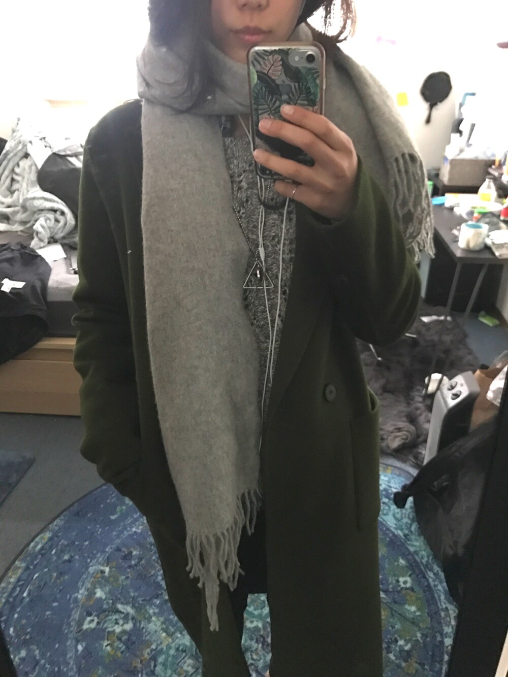 「coat、olivegreen、winter、fallstyle、simple style、scarf、large scarf」｜「ZARAのアイテム（チェスターコート、グリーン系）」を使った、e u n i c e さん（レディース・165cm）の冬コーディネートの1枚目の写真