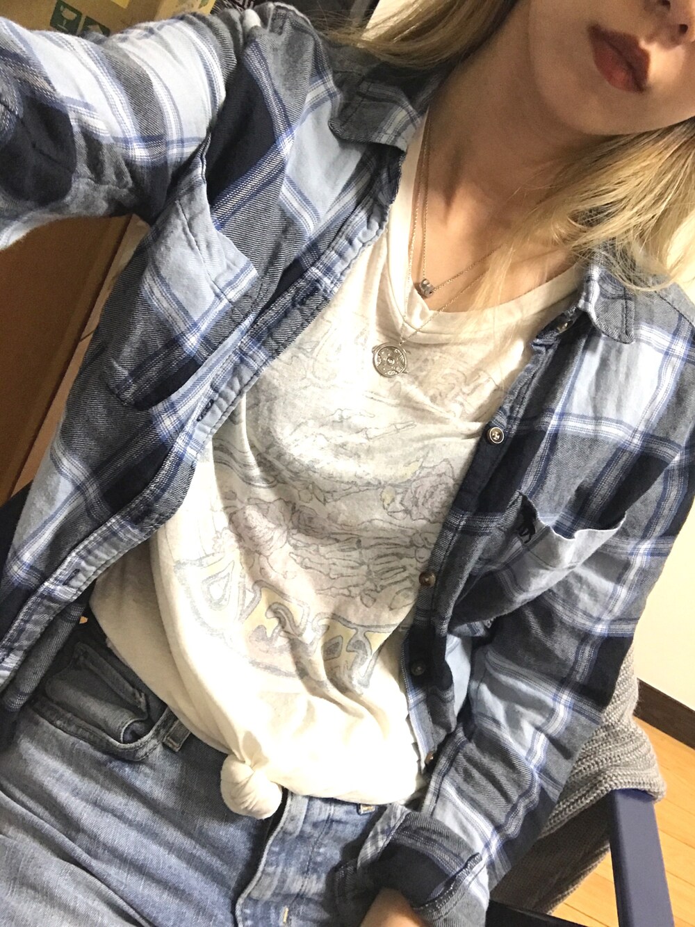 「summer、plaid、band tee、jeans、denim」｜「Abercrombie&Fitchのアイテム（シャツ/ブラウス、ホワイト系）」を使った、e u n i c e さん（レディース・165cm）の秋コーディネートの1枚目の写真