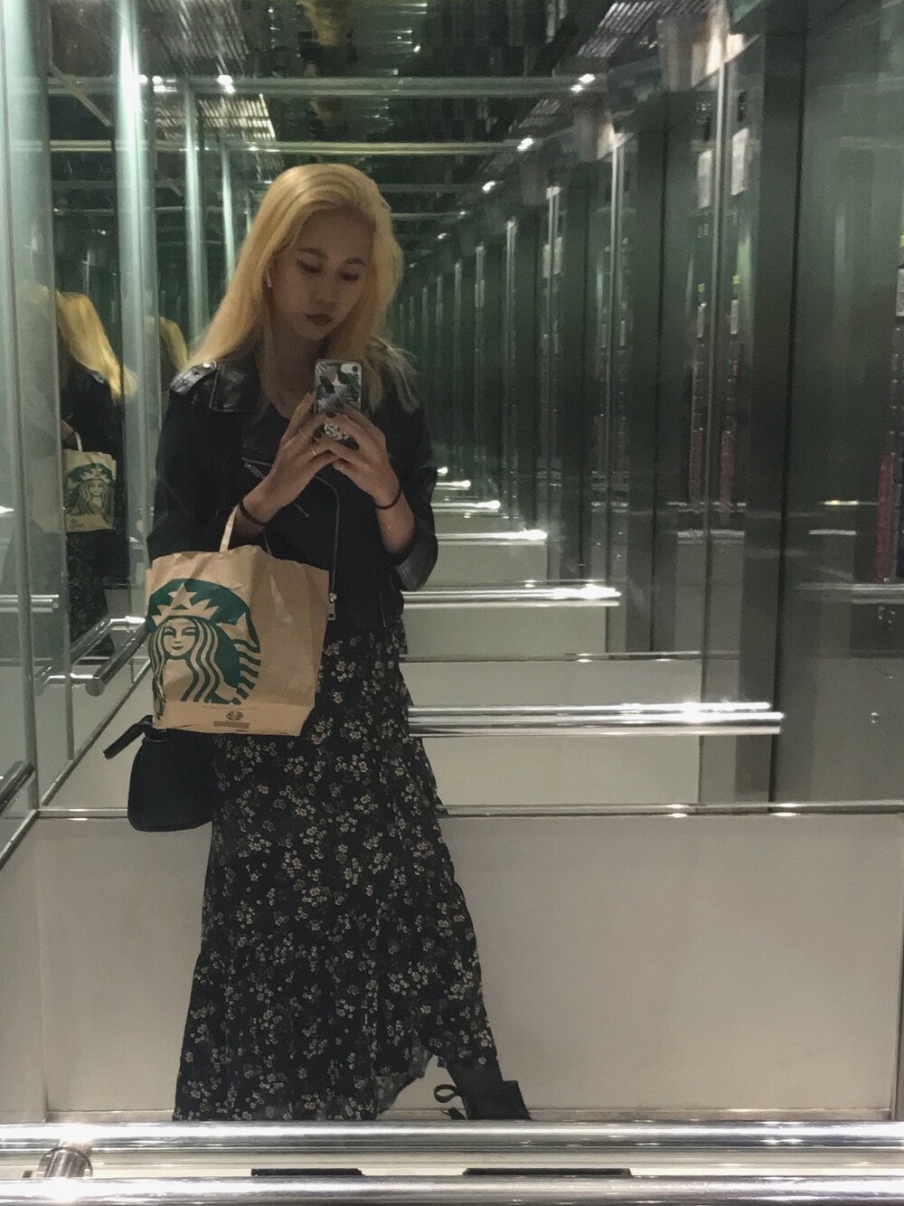 「leather jacket、floral dress、fallstyle」｜「PULL&BEARのアイテム（スカート、ブラック系）」を使った、e u n i c e さん（レディース・165cm）の秋コーディネートの1枚目の写真