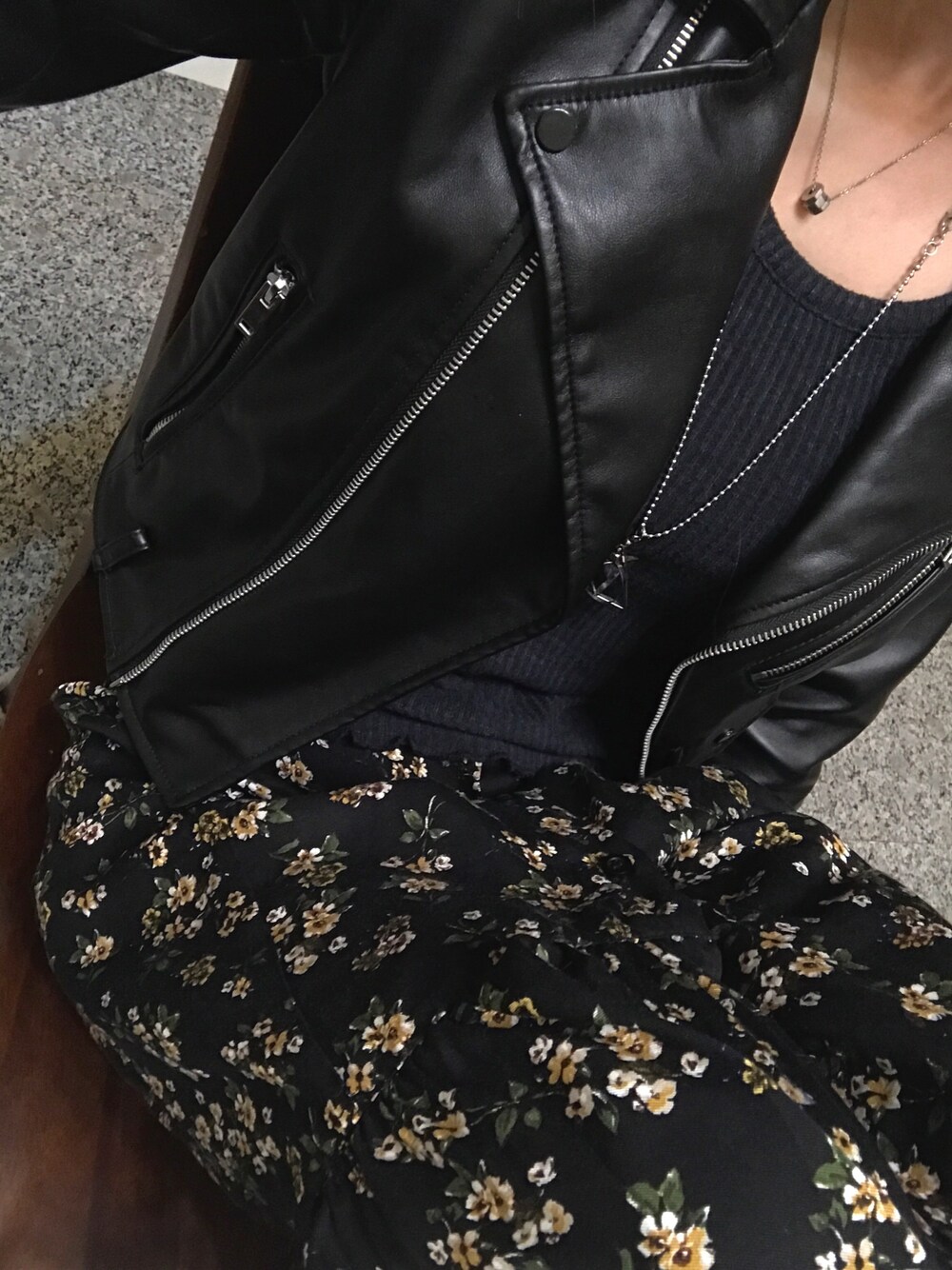 「fall style、leather jacket、skirt、floral、blackbasic」｜「ZARA BASICのアイテム（ライダースジャケット、ブラック系）」を使った、e u n i c e さん（レディース・165cm）の秋コーディネートの1枚目の写真