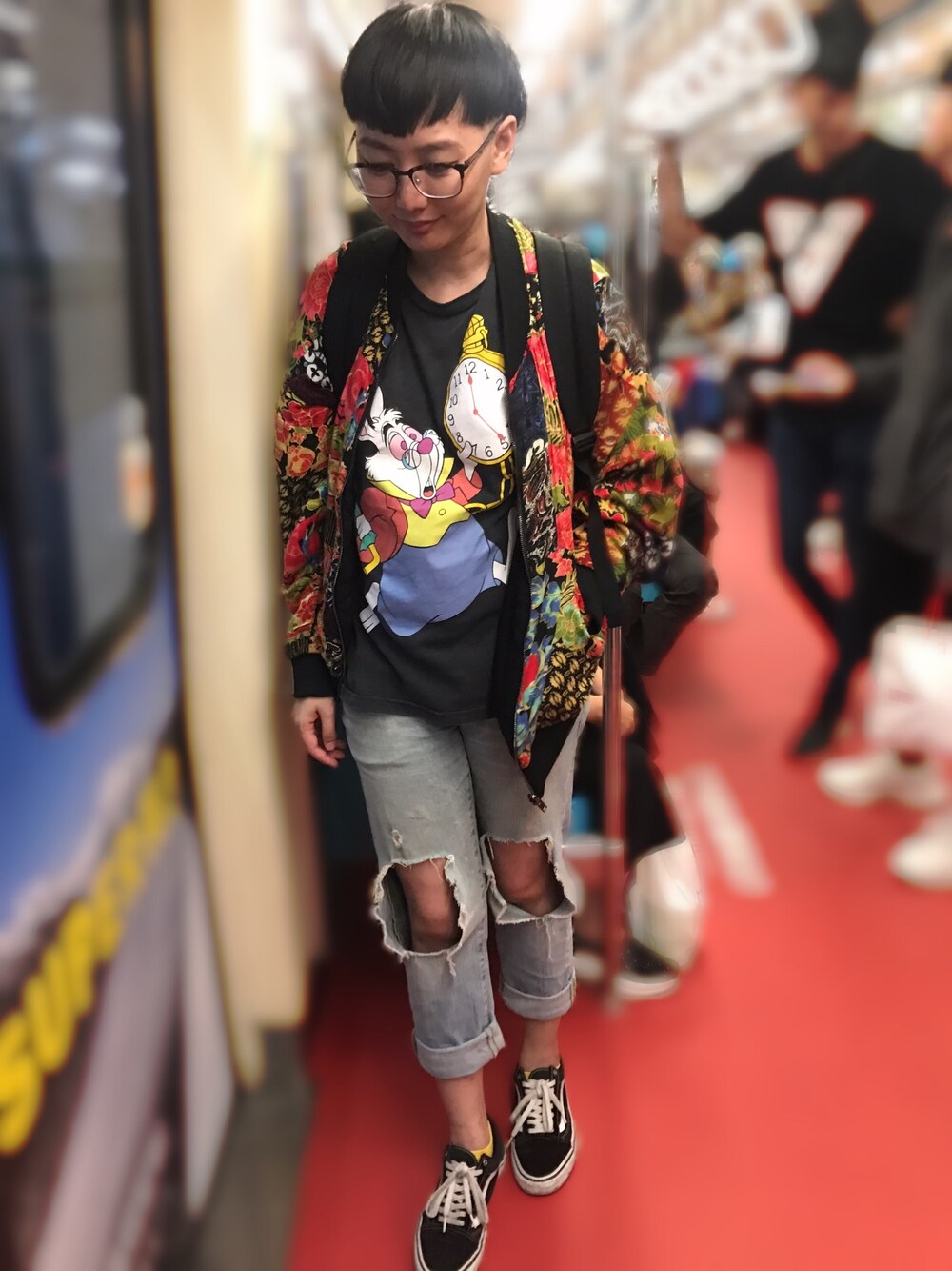 「ZARA、disney、denim、colourful、bomberjacket、aliceinwonderland、VANS、vansstyle」｜「ZARAのアイテム（Tシャツ/カットソー、ブラック系）」を使った、e u n i c e さん（レディース・163cm）の秋コーディネートの1枚目の写真