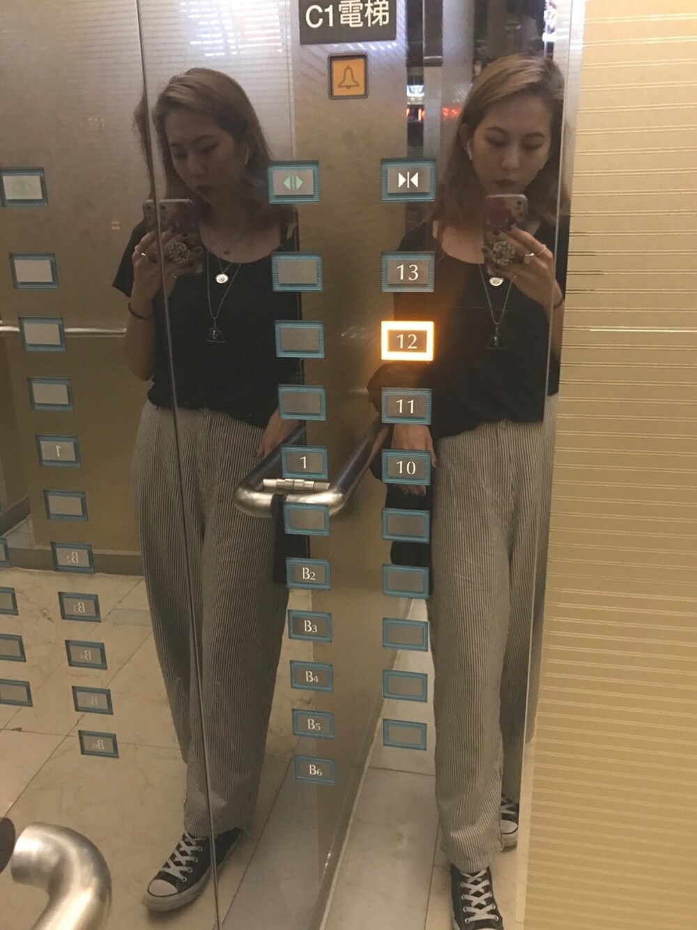 「mirrorselfies、寬褲、簡單搭配、warmwinter、stripepants」｜「Fillilのアイテム（その他パンツ、ブラック系）」を使った、e u n i c e さん（レディース・165cm）の冬コーディネートの1枚目の写真