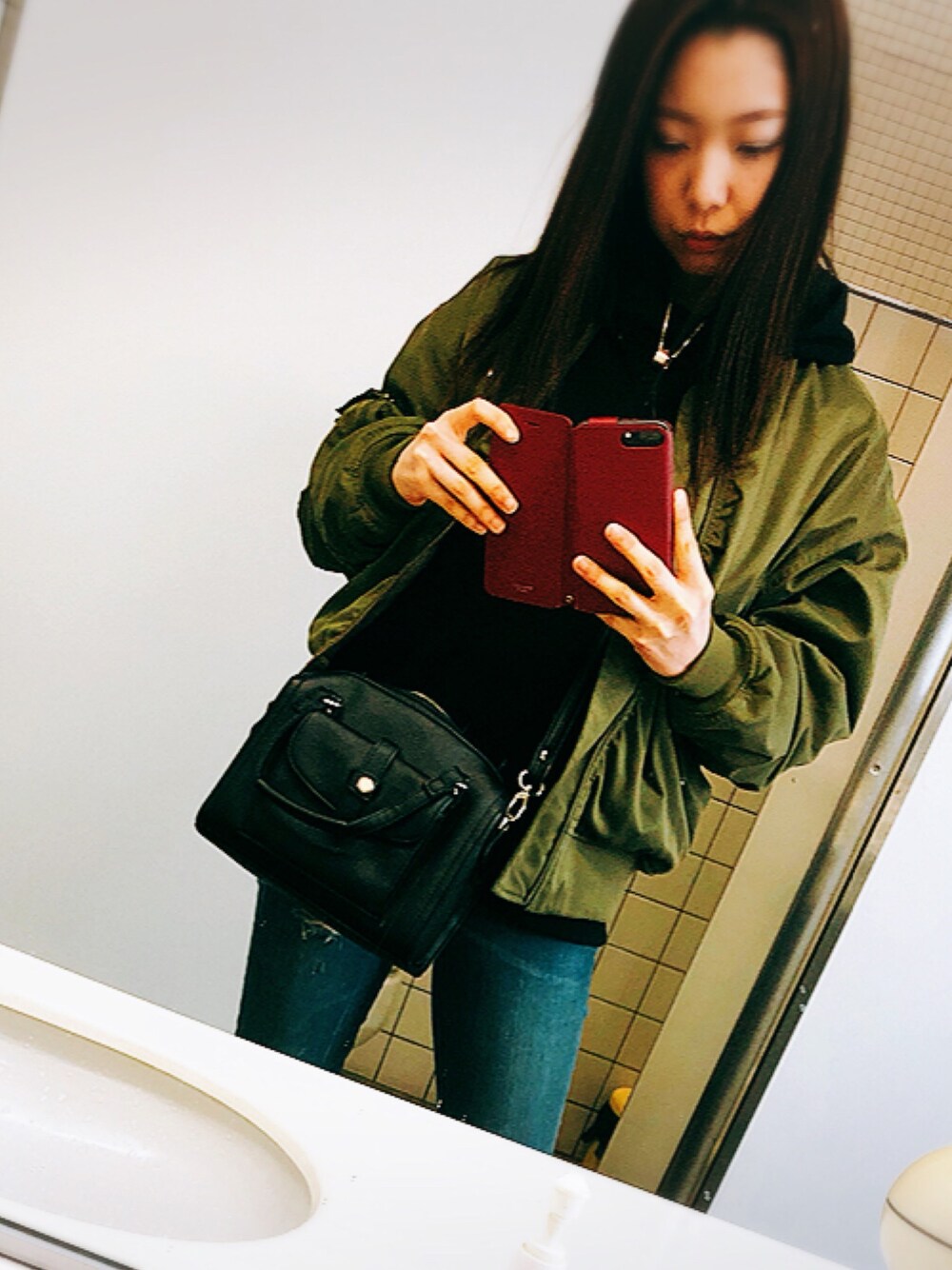 「カジュアル、プチプラ、ダメージデニムパンツ、MA-1、UNIQLO、ローリーズファーム(LOWRYS FARM)、アメリカンホリック、アズールバイマウジー(AZUL by moussy)、スウェット、パーカー」｜「UNIQLOのウルトラストレッチジーンズ（デニムパンツ、ブルー系）」を使った、yukinaさん（レディース・161cm）の冬コーディネートの1枚目の写真