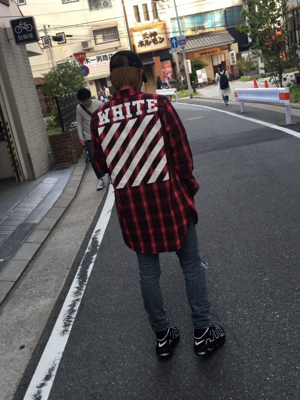 「OFF-WHITE、オフホワイト、サンローランパリ、Saint Laurent、off white、NIKE、moreuptempo、ストリート、シンプル、ドラフトナイキ、ナイキ」｜「off whiteのアイテム（その他アウター、レッド系）」を使った、KO-SUKEさん（メンズ・170cm）の夏コーディネートの1枚目の写真