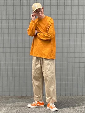 スニーカー オレンジ系 を使った ベージュパンツ の人気ファッションコーディネート Wear