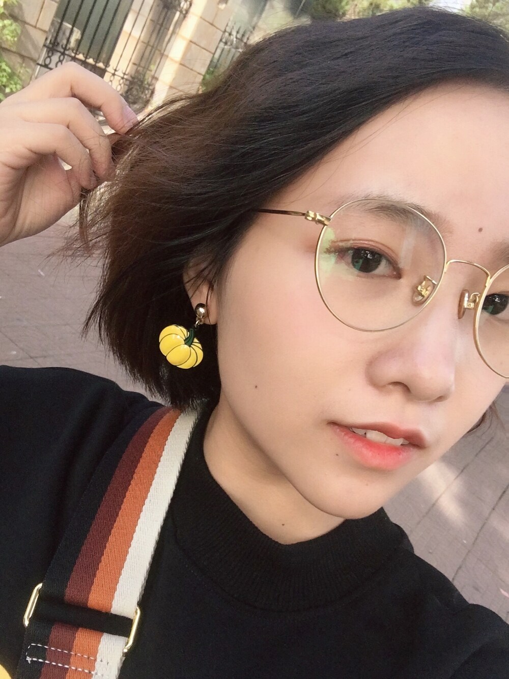 「秋のブラウンスタイル」｜「Shineのアイテム（ピアス（片耳用）、イエロー系）」を使った、小养さん（レディース・150cm）の秋コーディネートの1枚目の写真