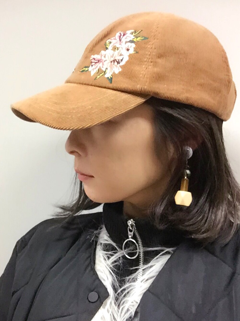 「ママコーデ、キャップ、kormarchサポーターズ、kormarch、刺繍、TODAYFUL」｜「KORMARCHのアイテム（キャップ、ベージュ系）」を使った、mikiviciousさん（レディース・162cm）の冬コーディネートの1枚目の写真