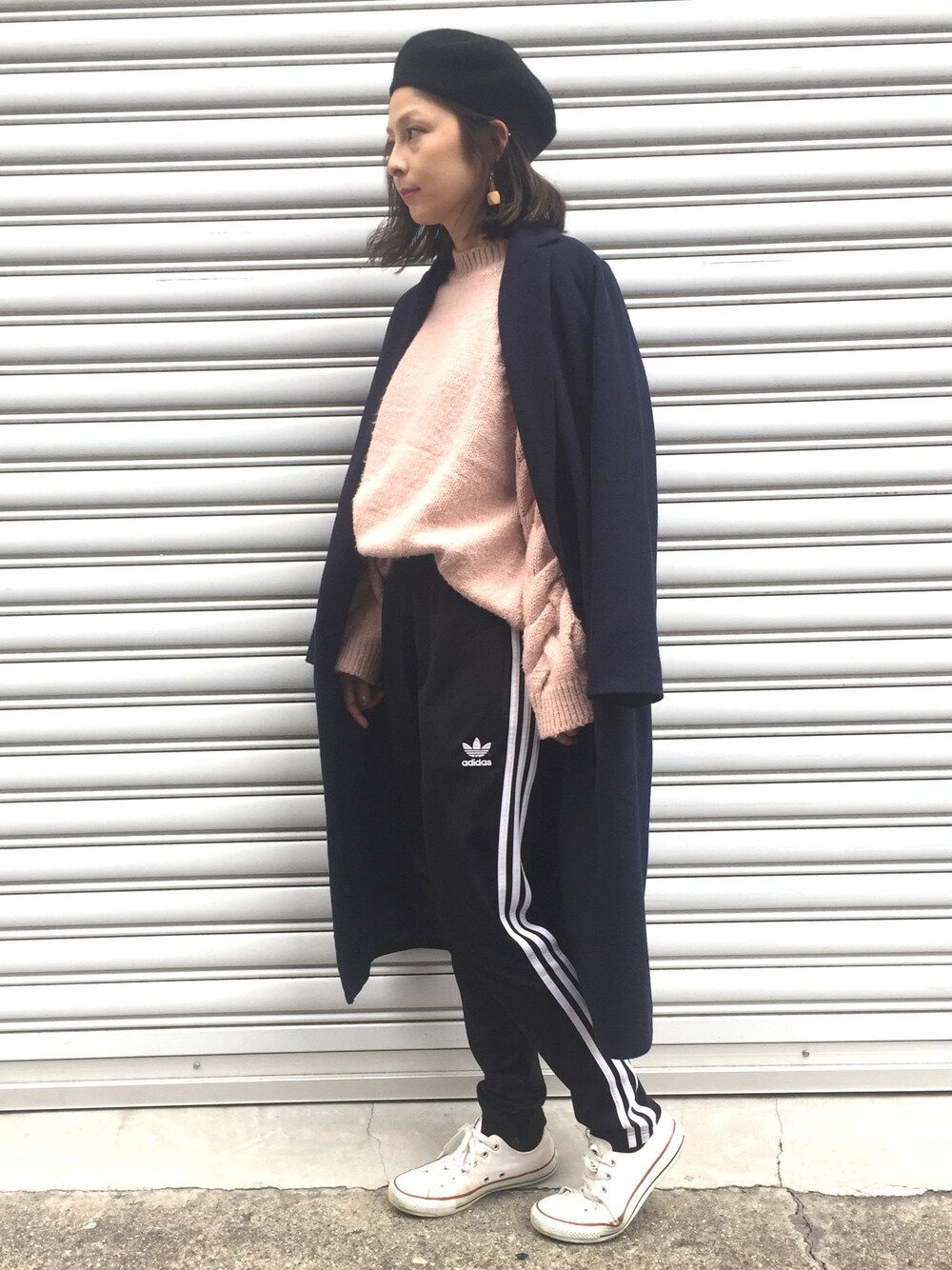 「ベレー帽、ママコーデ、adidas、コンバース、チェスターコート、シトリンチャクラ、kormarchサポーターズ」｜「KORMARCHのおしゃれを盛り上げてくれるローゲージニット（ニット/セーター、ピンク系）」を使った、mikiviciousさん（レディース・162cm）の冬コーディネートの1枚目の写真