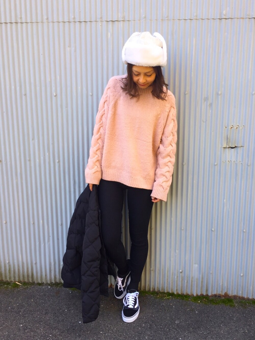 「ママコーデ、VANS、オールドスクール、スキニー、シトリンチャクラ、kormarchサポーターズ、kormarch、カンゴール、ファー小物」｜「KANGOLのKangol WOOL USHANKA（キャップ、ホワイト系）」を使った、mikiviciousさん（レディース・162cm）の冬コーディネートの1枚目の写真