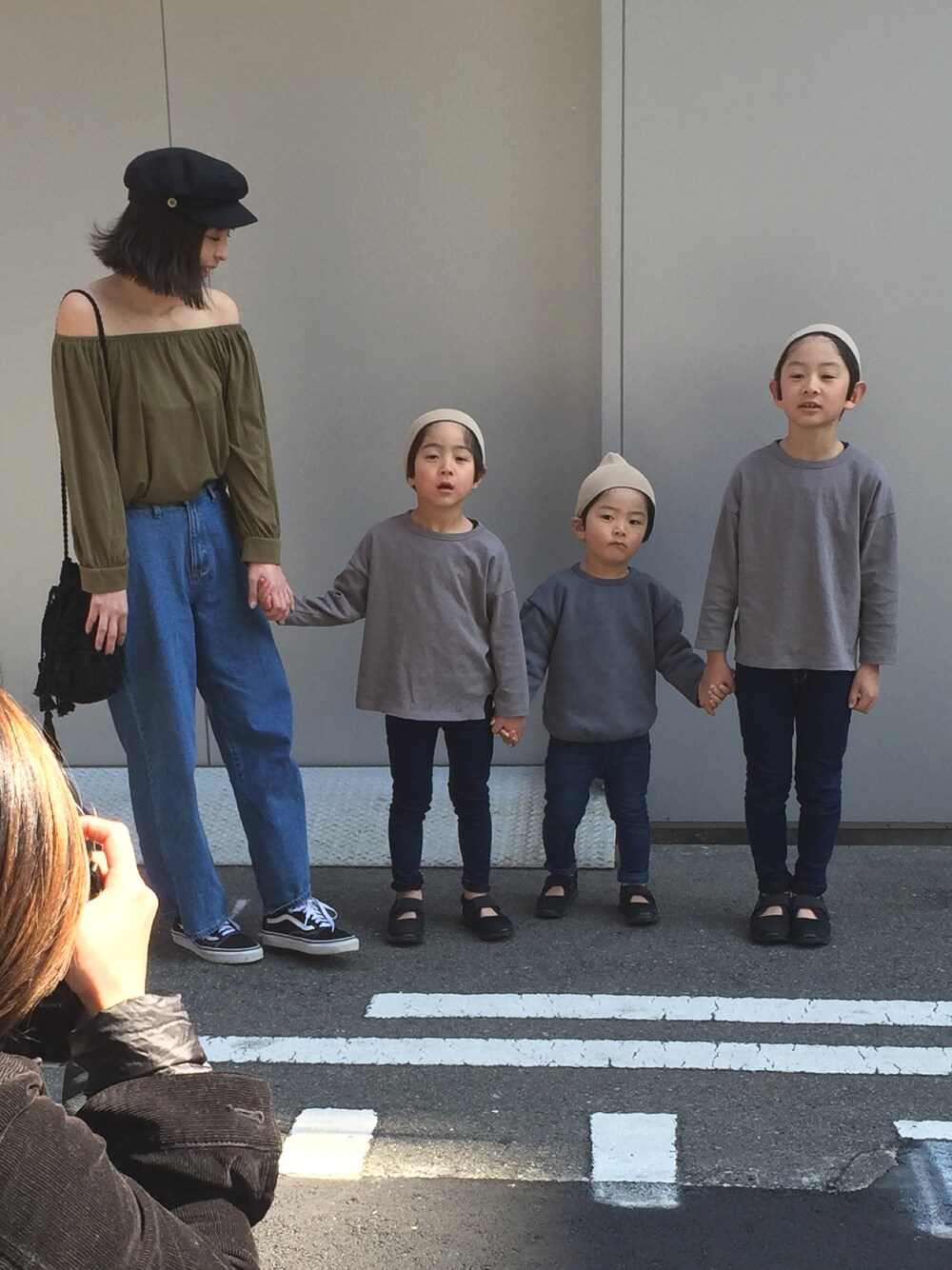 「大人カジュアル、オフショル、ワイドデニム、シトリンチャクラ、エアリフト、マリンキャップ、DONOBAN、WEGO」｜「monmimiのアイテム（トップス、グレー系）」を使った、mikiviciousさん（キッズ・110cm）の春コーディネートの1枚目の写真