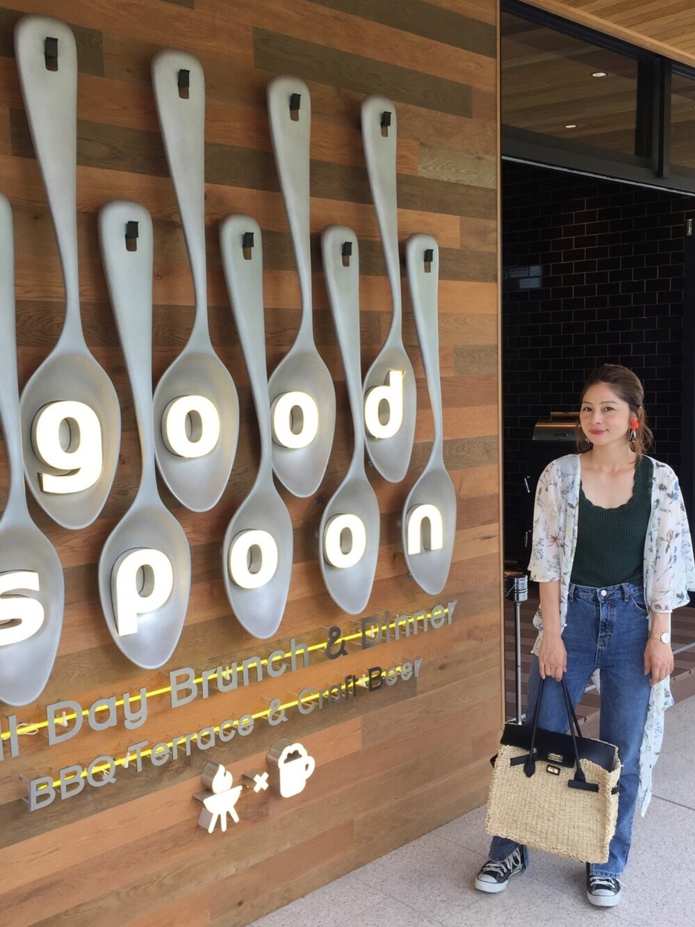 「ママコーデ、kormarch、kormarchサポーターズ、花柄ｶﾞｳﾝ、花柄ワンピース、コンバース、DONOBAN」｜「KORMARCHのスカラップポイントUネックタンクトップ（キャミソール、その他）」を使った、mikiviciousさん（レディース・162cm）の夏コーディネートの1枚目の写真