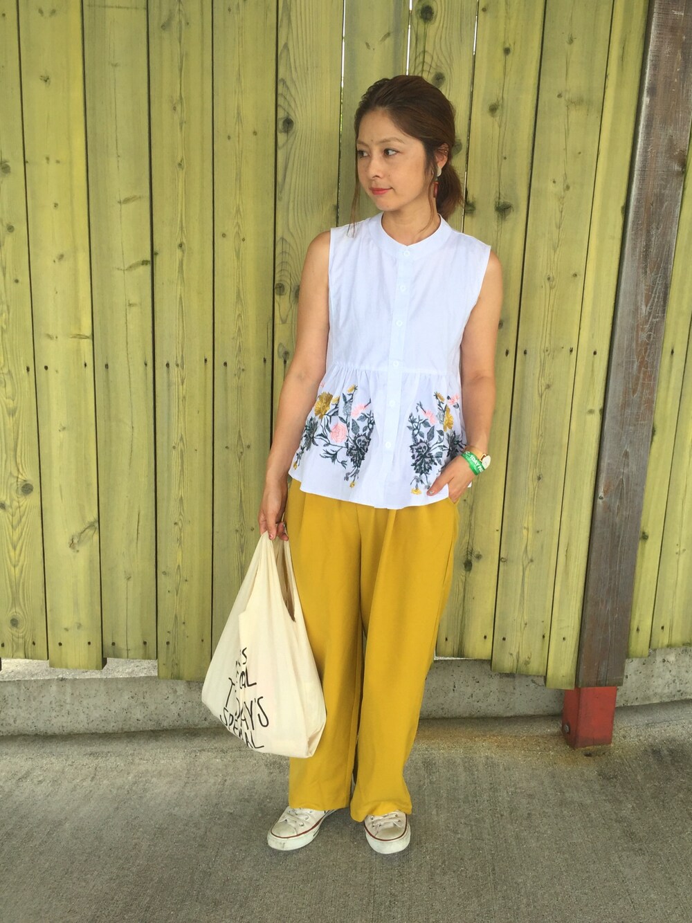「夏コーデ、ママコーデ、刺繍、シャツスタイル、ワイドパンツ、カラーパンツ、kormarchサポーターズ、シトリンチャクラ、コンバース」｜「KORMARCHのアイテム（シャツ/ブラウス、ホワイト系）」を使った、mikiviciousさん（レディース・162cm）の夏コーディネートの1枚目の写真